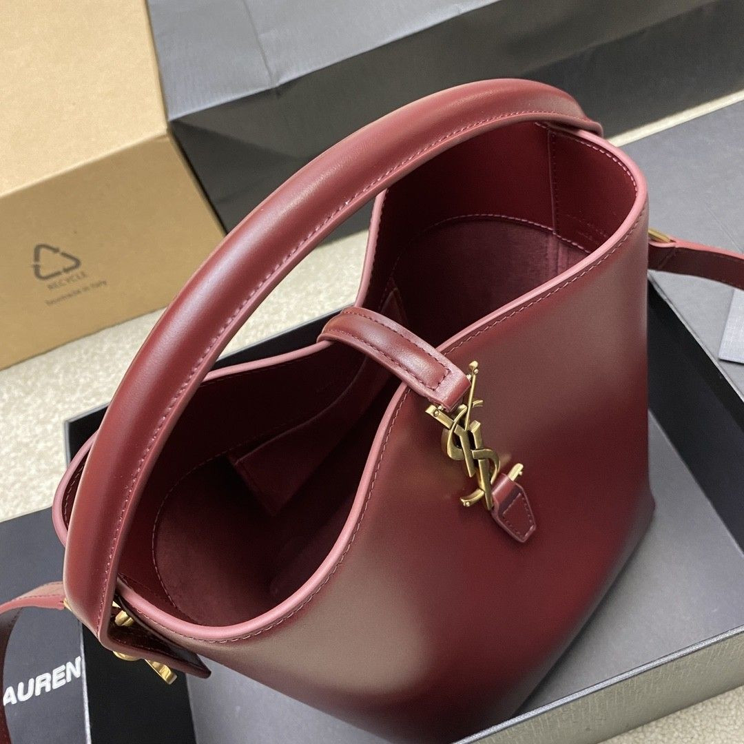Y*L le 37 in shiny leather 17x20x13cm