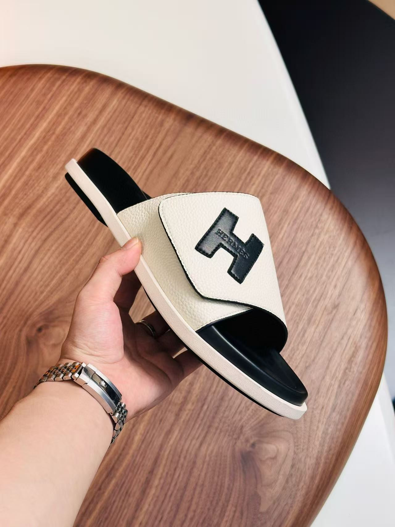 ua H**mes sandals