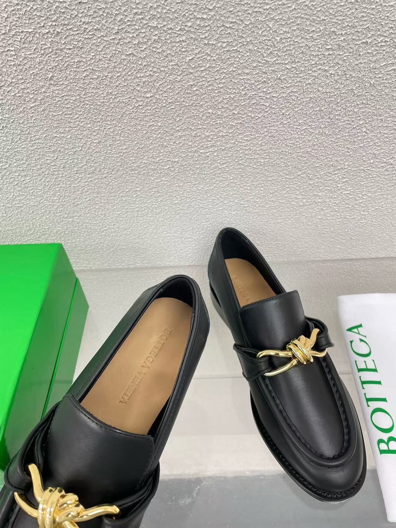 ua bo*te*ga Ve*ne*ta loafers shoes