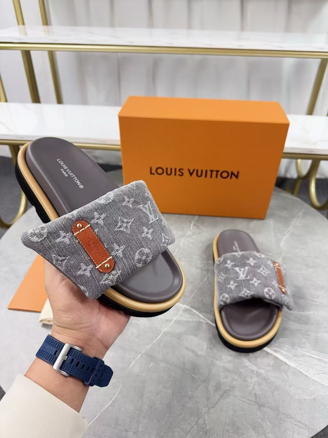 UA LV Pool Pillow Flat Comfort Mule
