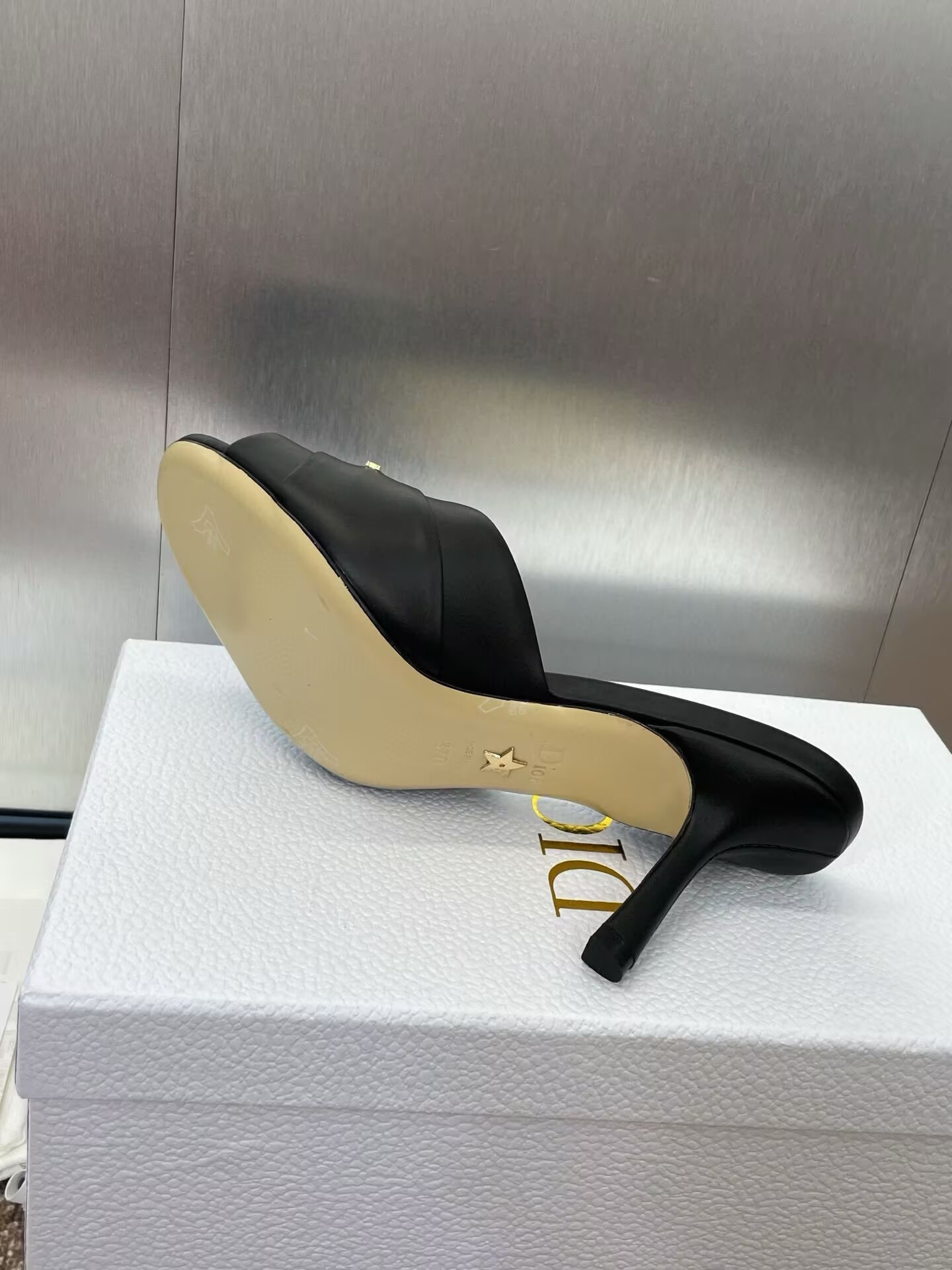 ua D*or heeled slide