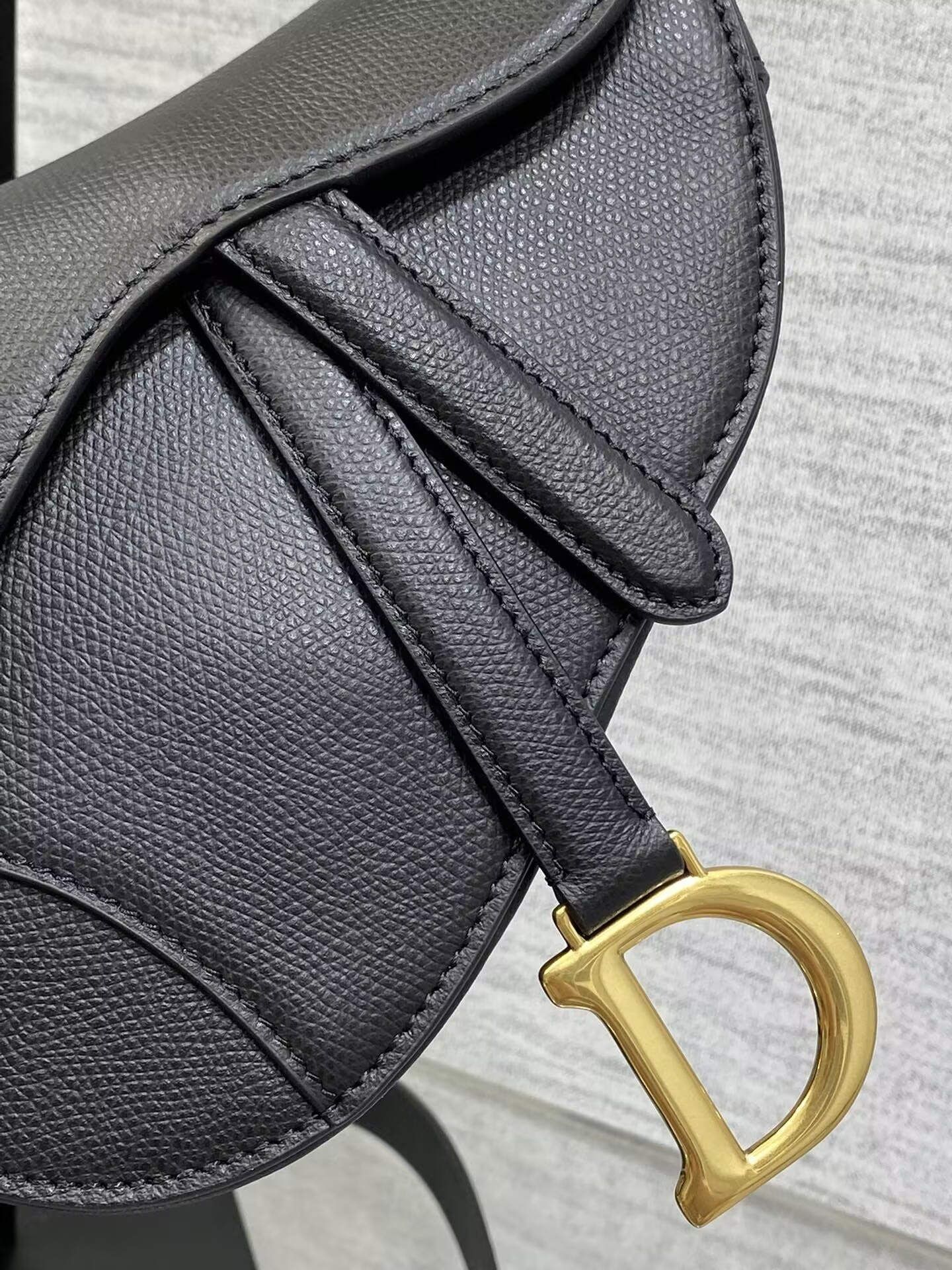 D*or mini saddle bag with strap black grained calfskin 19 x 16 x 5 cm
