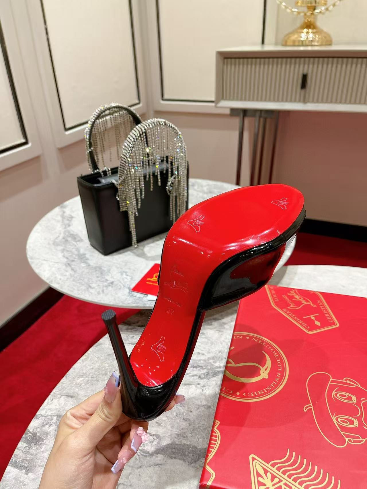 ua Ch**an louboutin me dolly patent leather mules