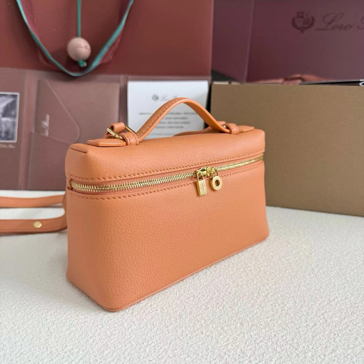 L**o p*ana extra pocket l19 grained calfskin 11 x 19 x 6.5 cm