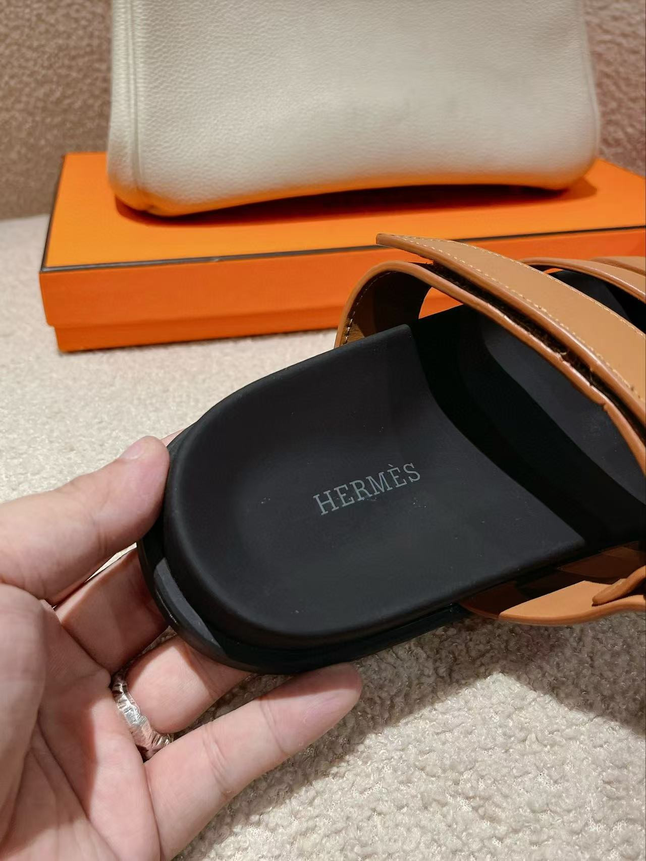 ua H**mes chypre sandal