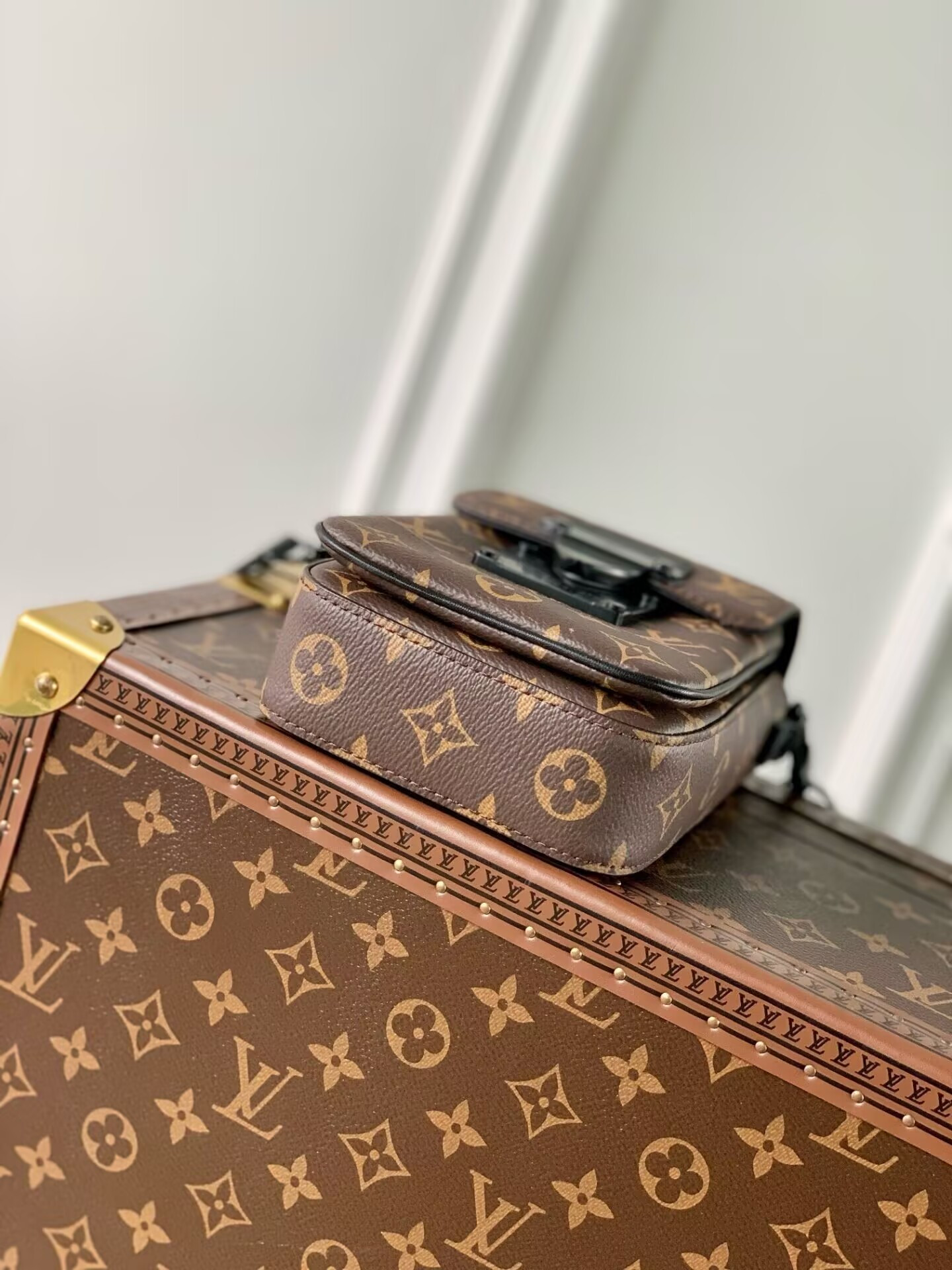 LV S-Lock Vertical wearable wallet M81522 12x20x7cm