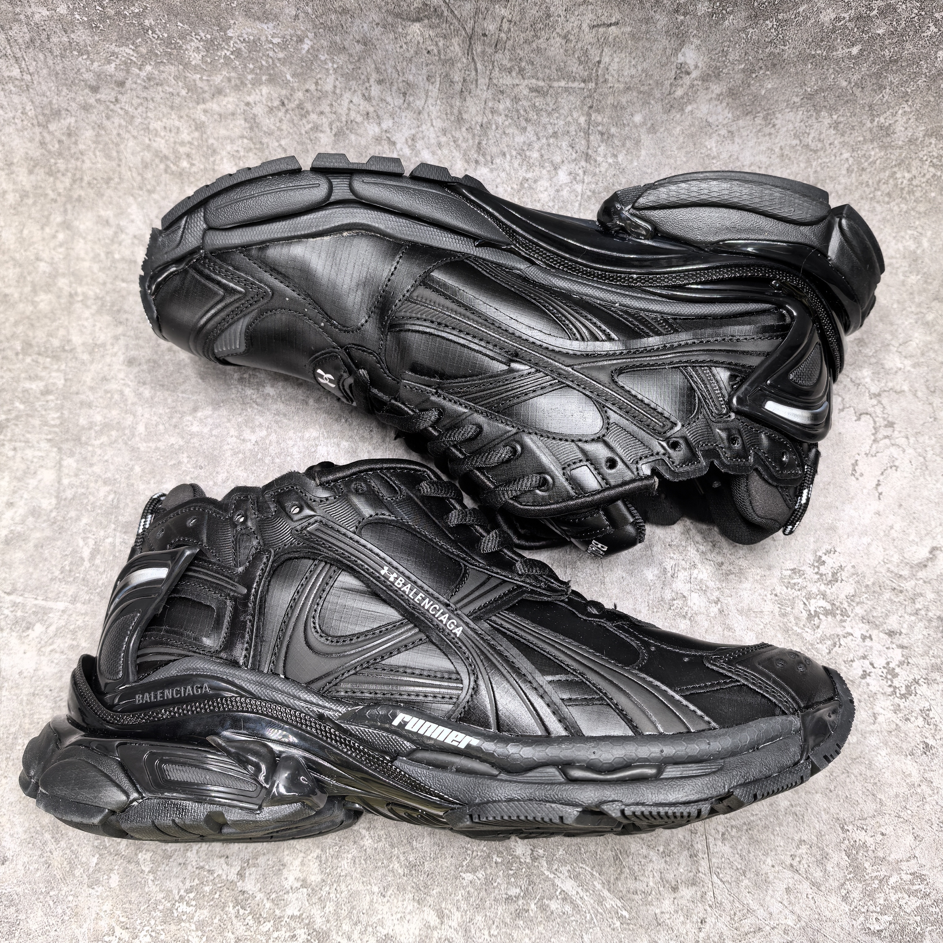ua Ba*len*cia*ga runner sneaker