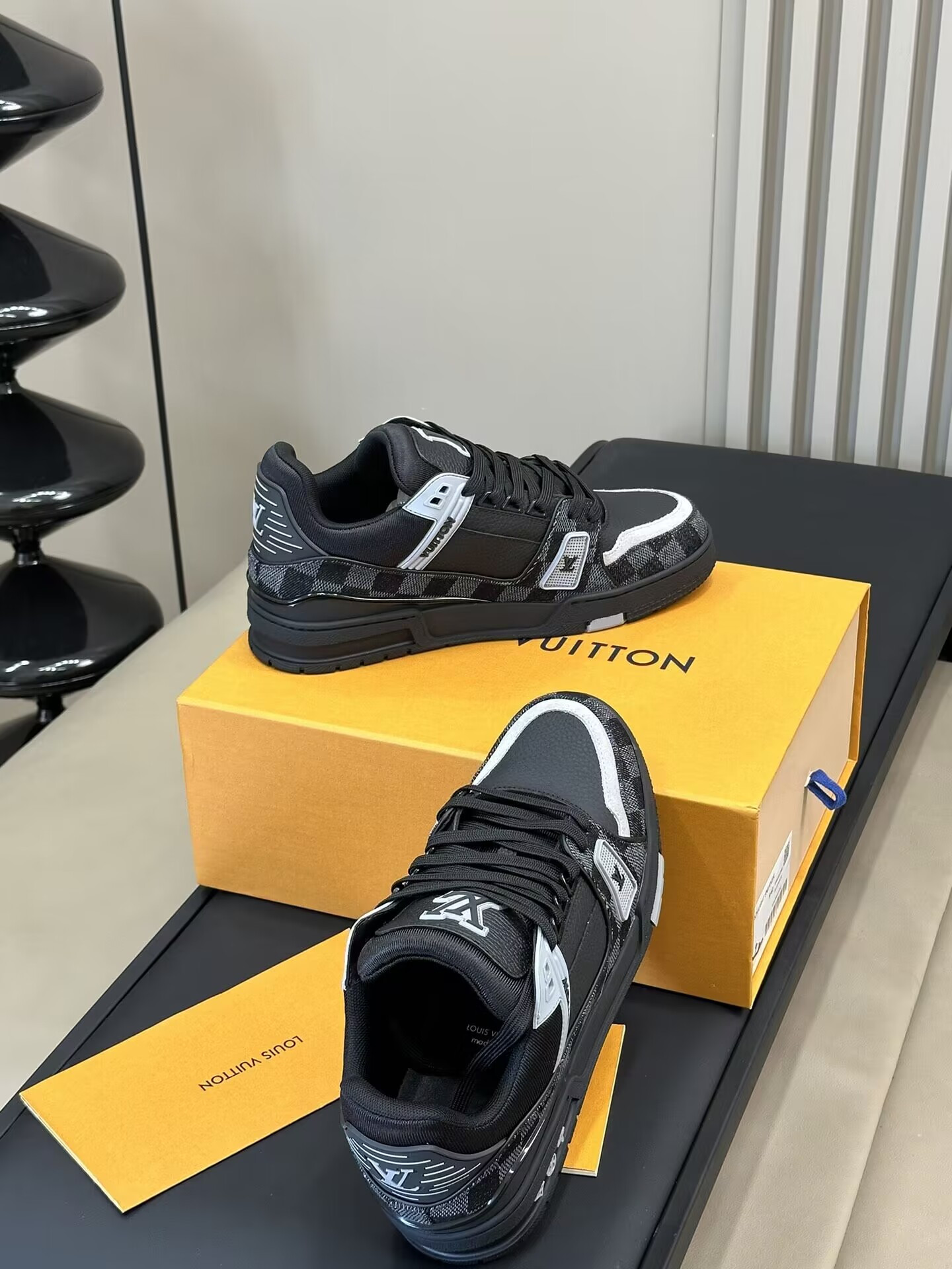 UA LV TRAINER SNEAKER
