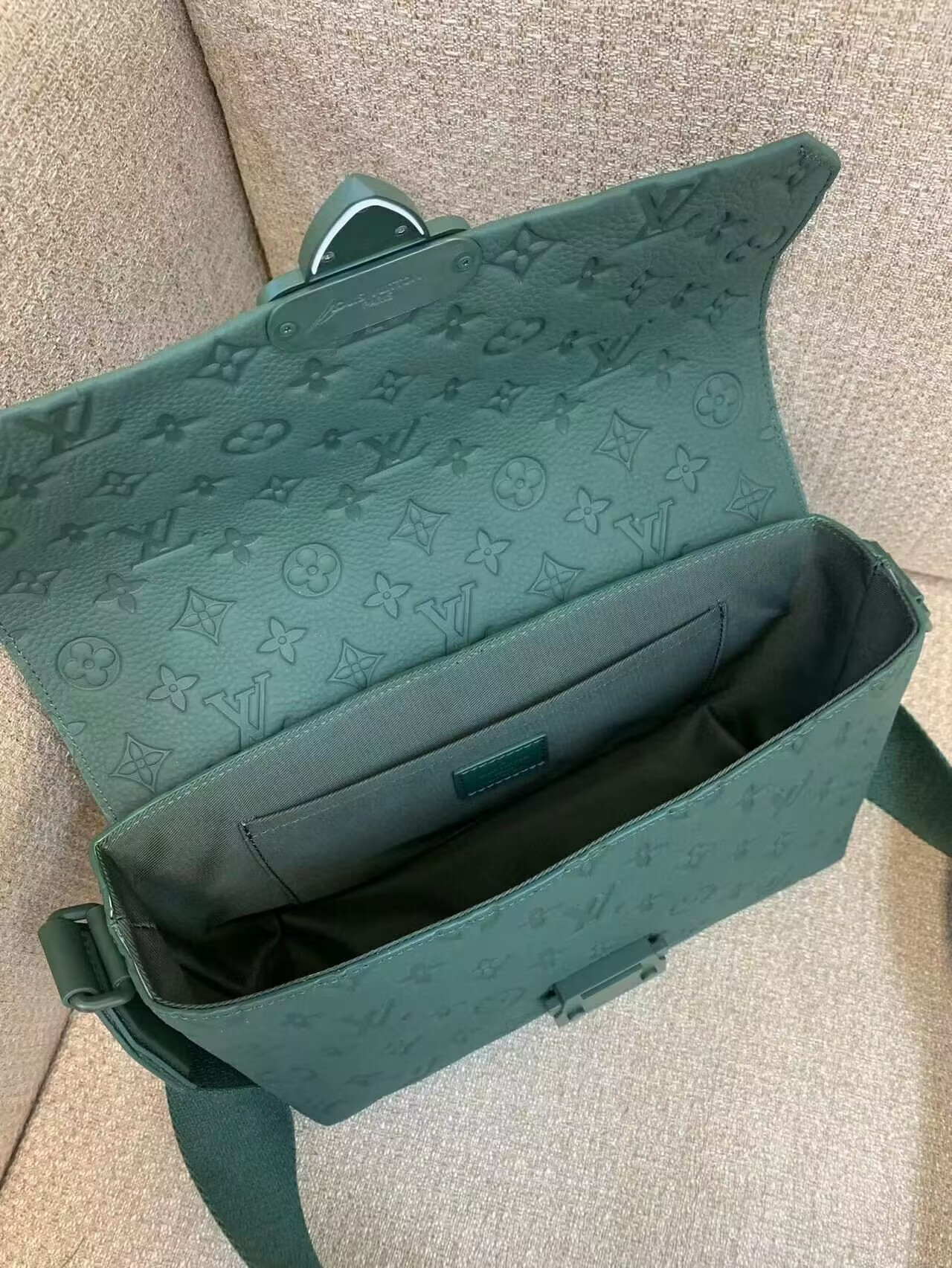 LV M24439 S-Cape Messenger