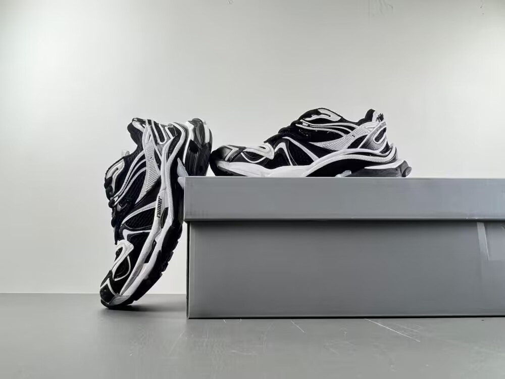 ua Ba*len*cia*ga runner black white