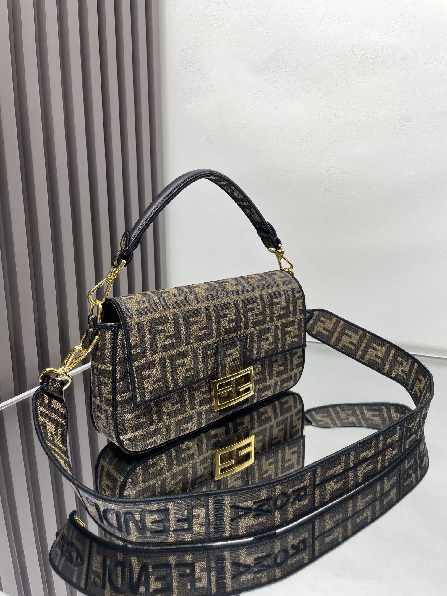 F**di baguette shoulder bag 26x13x6cm
