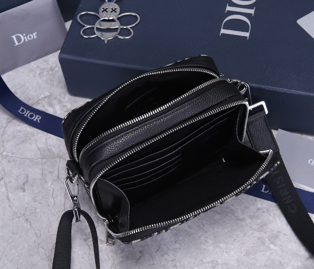 D*or zipped pouch with strap 17×12.5×6cm