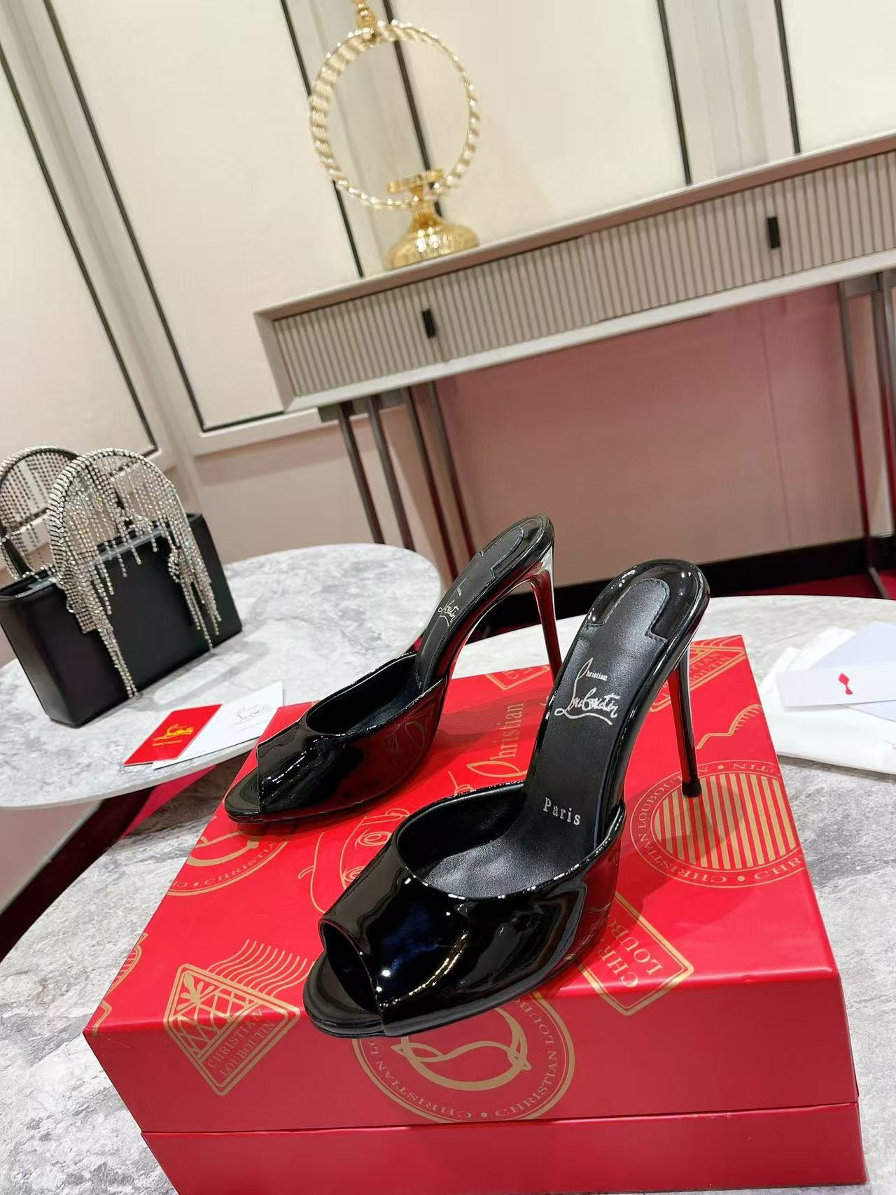 ua Ch**an louboutin me dolly patent leather mules