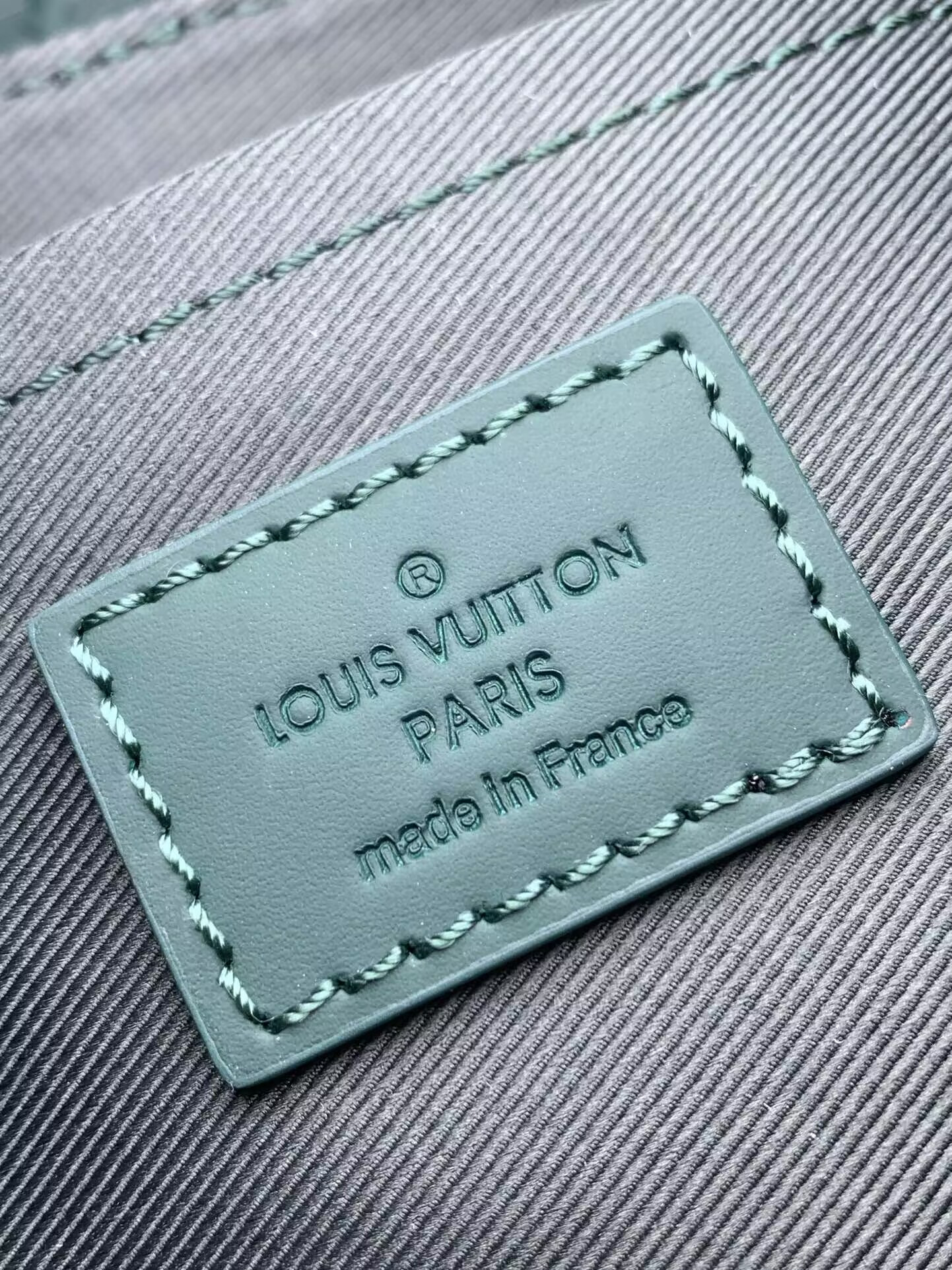 LV M24439 S-Cape Messenger