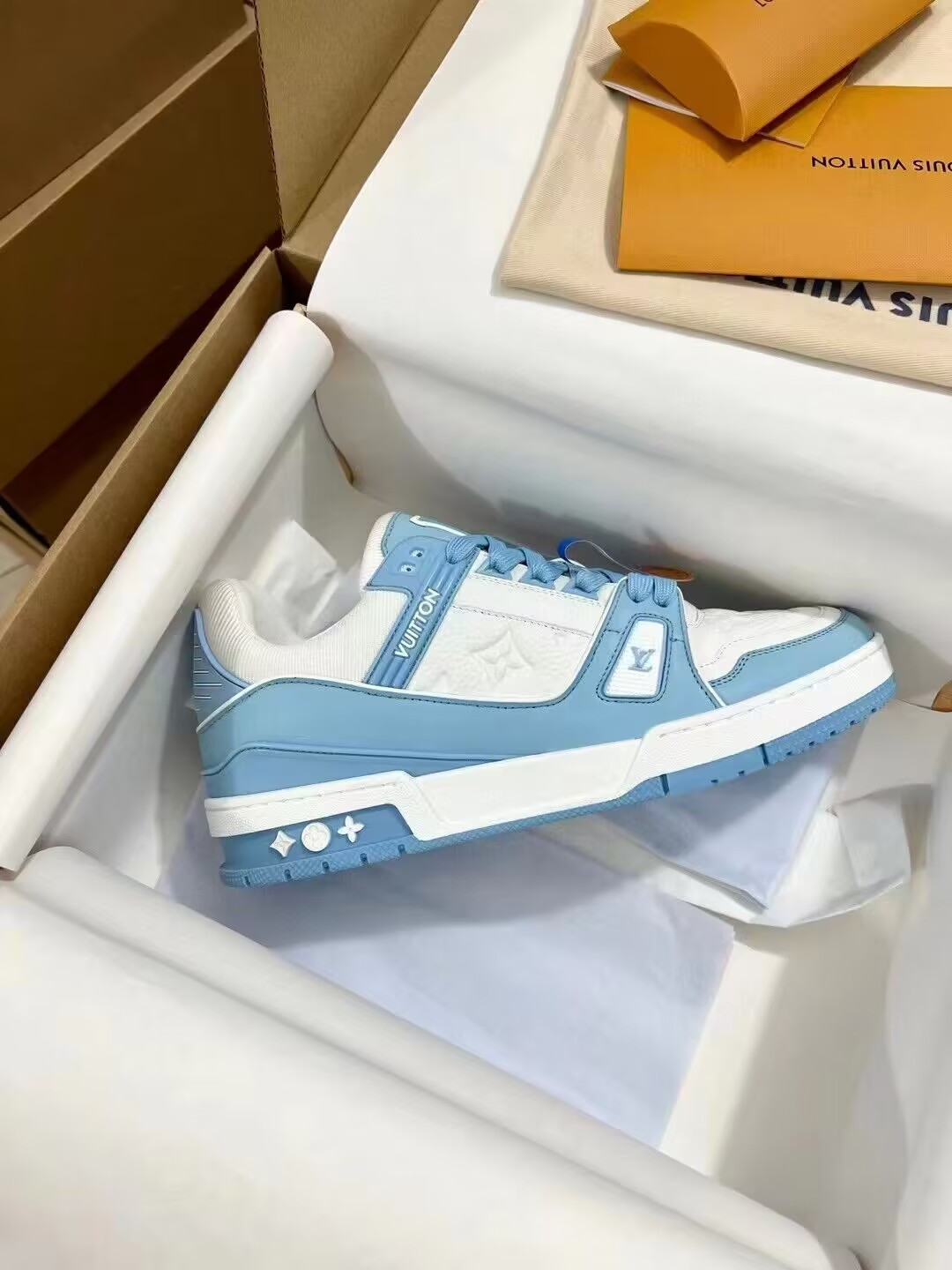 ua l0*is V*t0n lv trainer low white sky blue