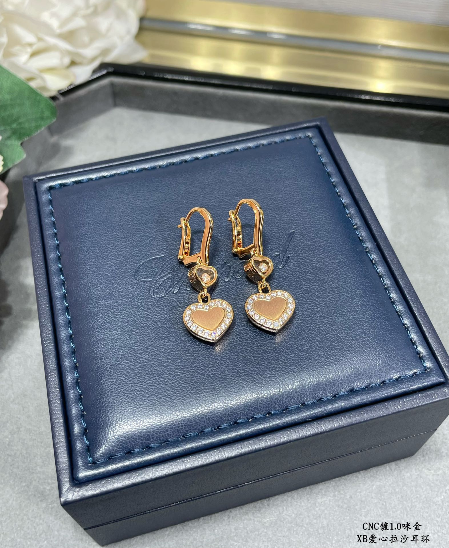 Ch0pard heart-shaped edge di*m*nd brushed earrings