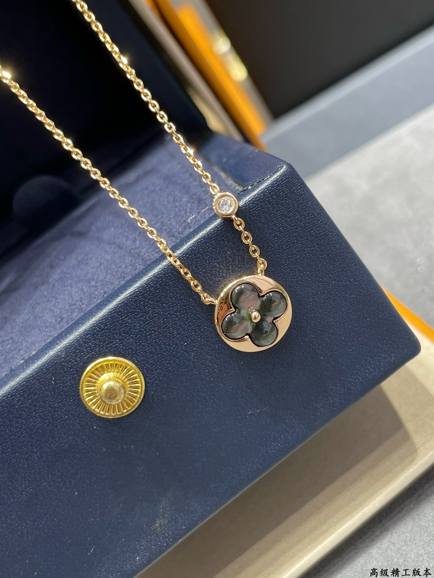 l0*is V*t0n natural gray shell round necklace