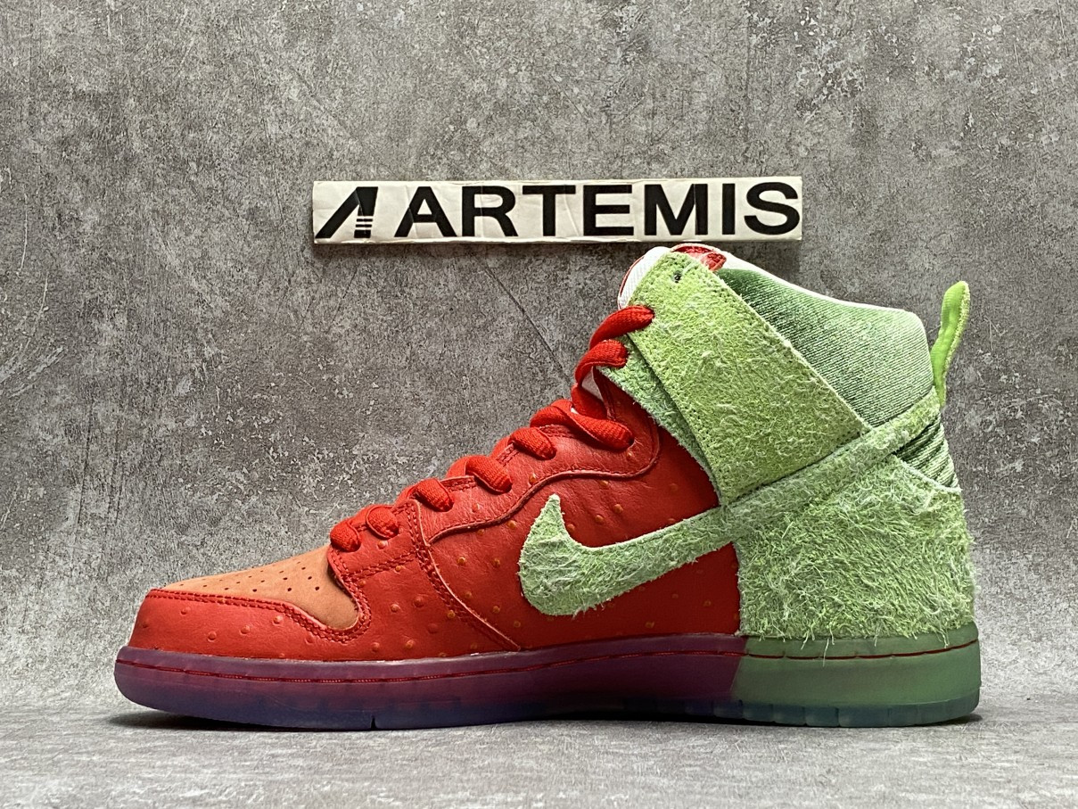 Nike SB Dunk High Strawberry Cough