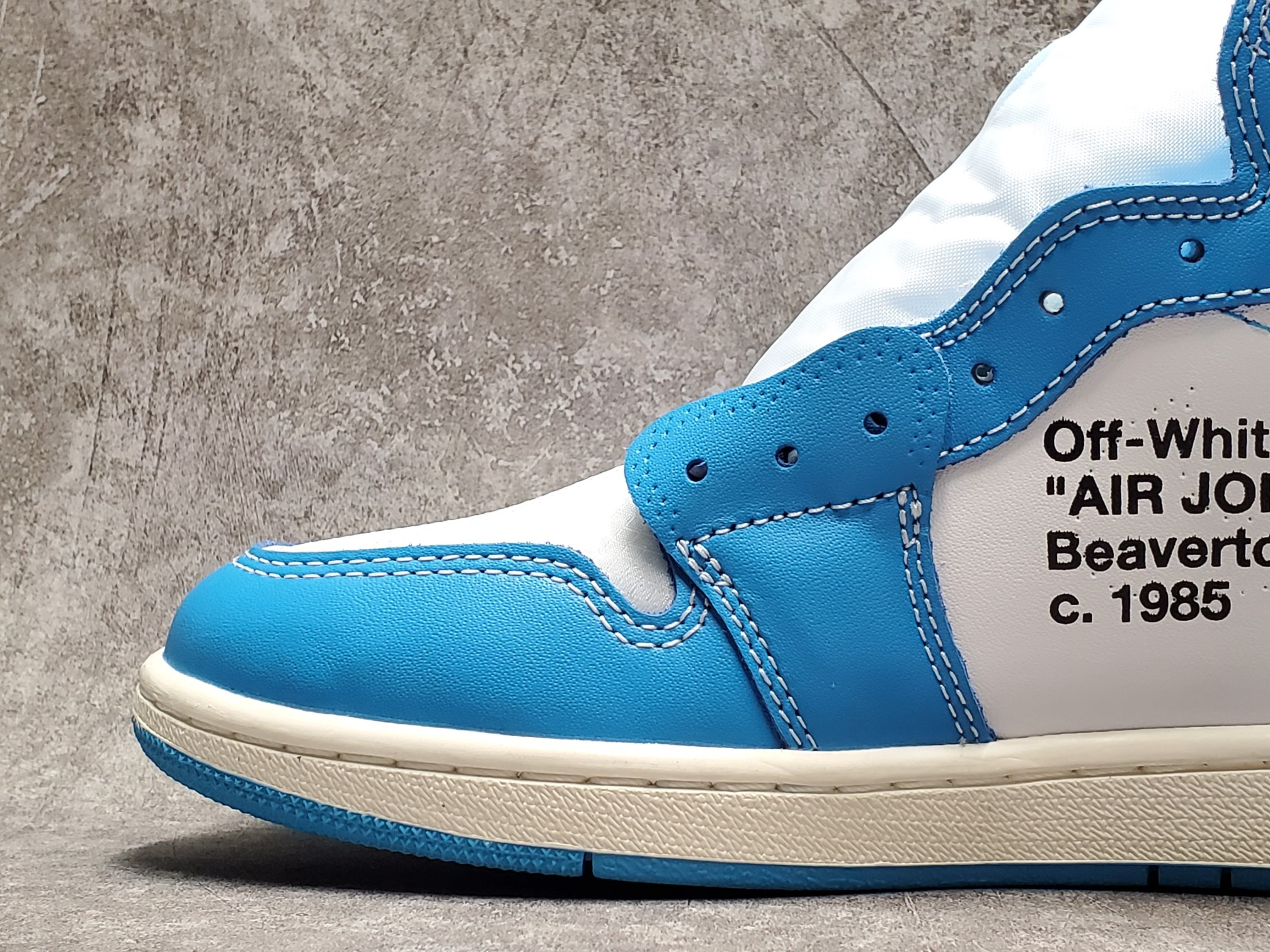 Air Jordan 1 Retro High Off-White University Blue