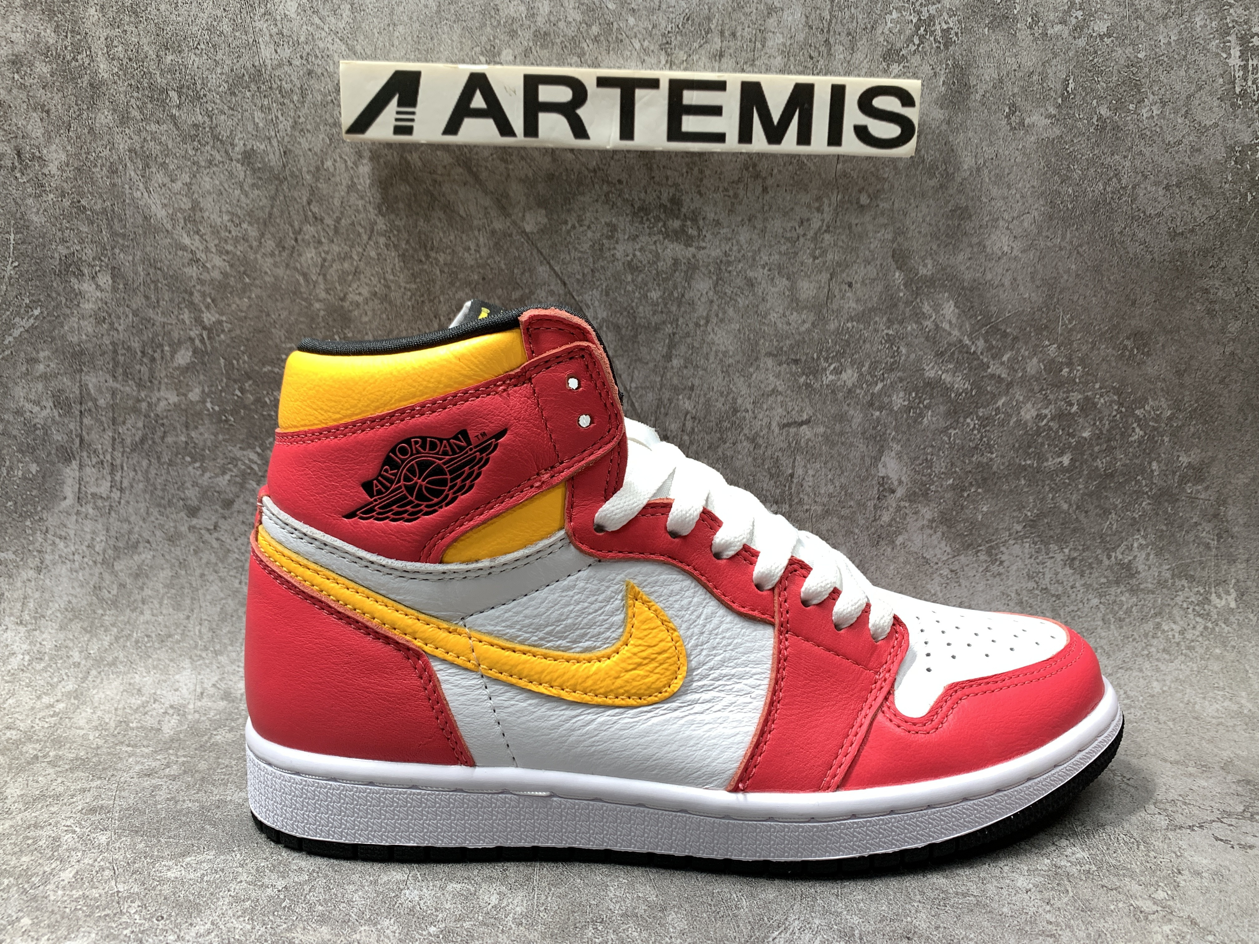 Air Jordan 1 Retro High OG Light Fusion Red