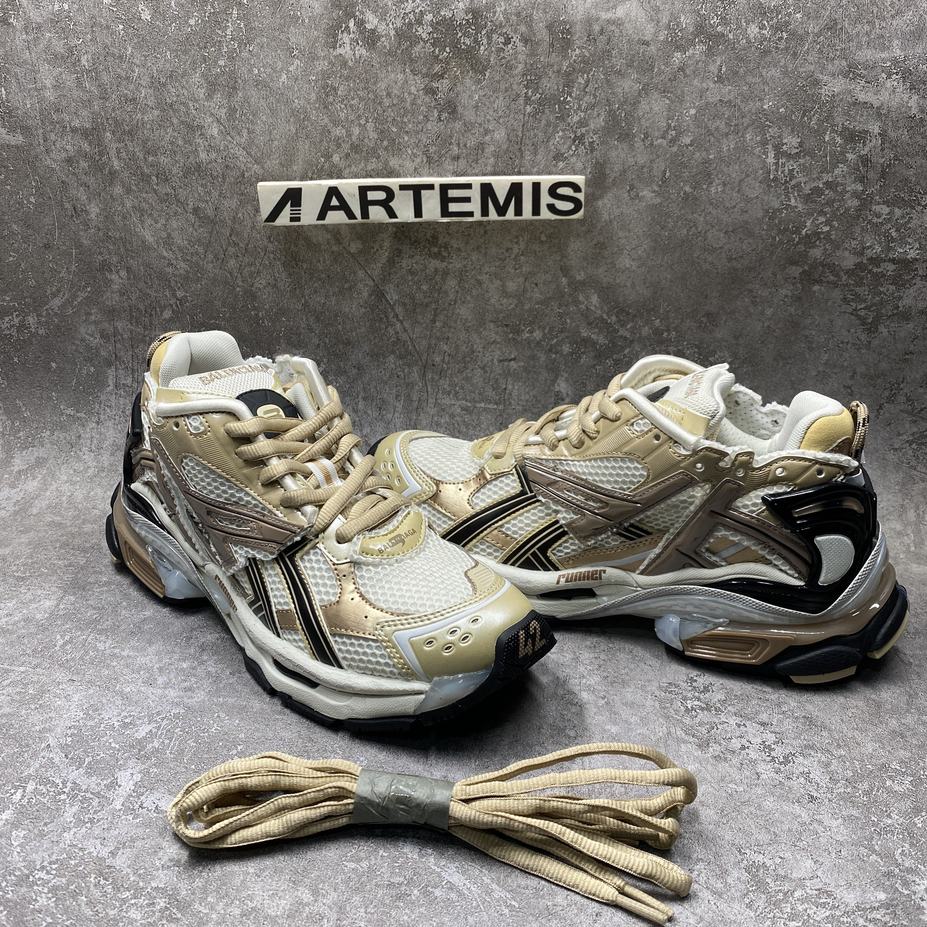 Balenciga Runner Beige Black White
