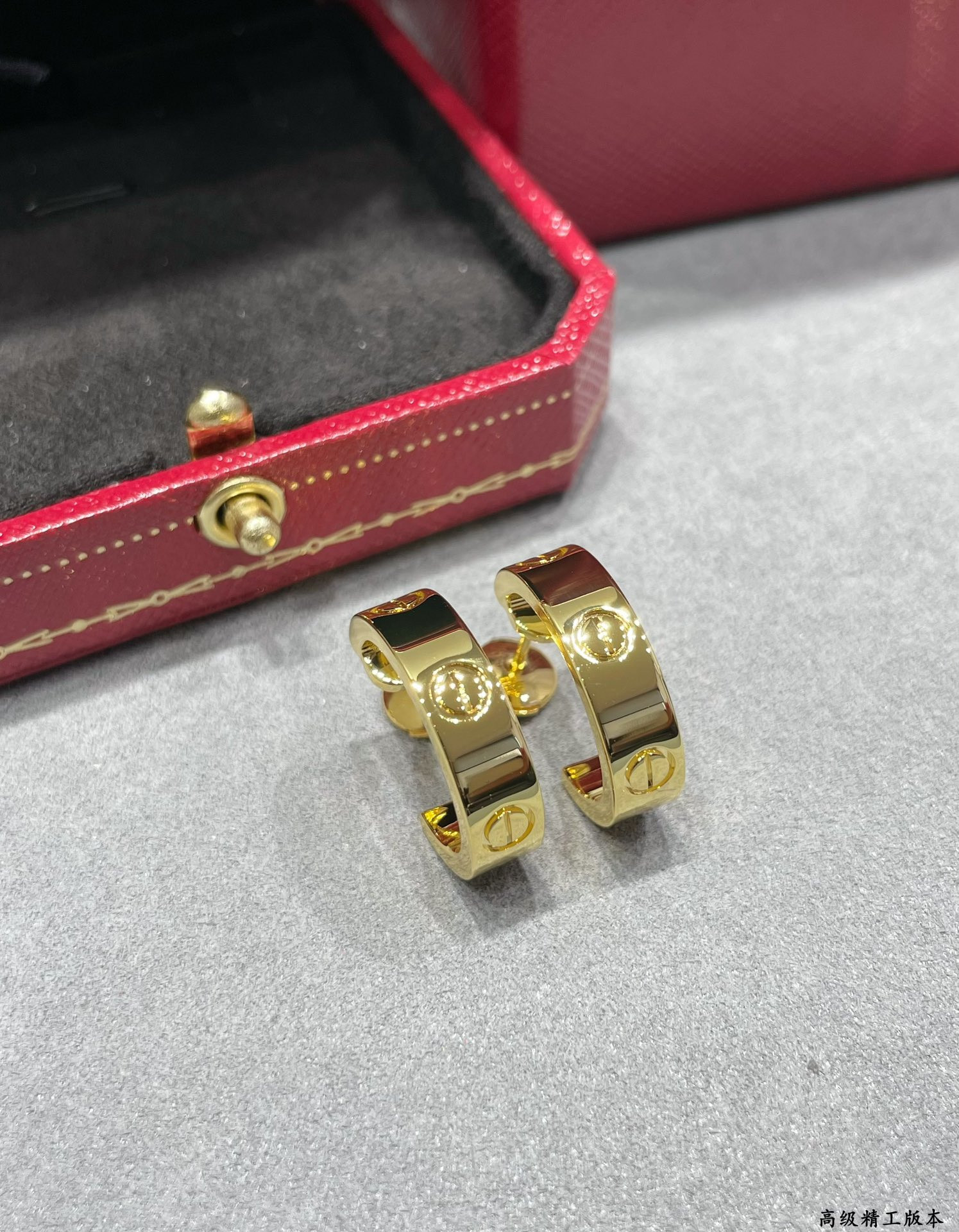Ca*t*er wide glossy love earrings