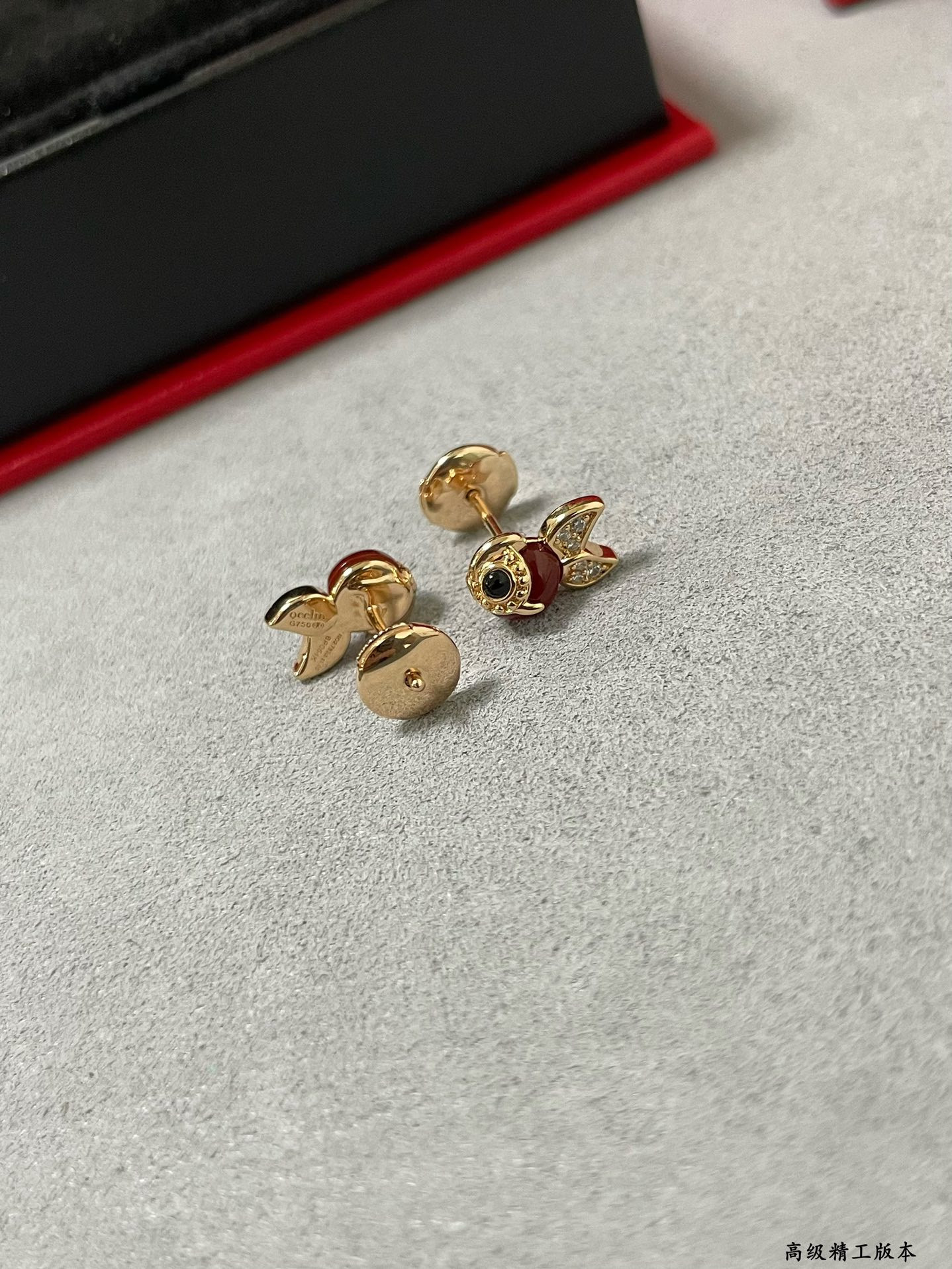 Qee1in little goldfish stud earrings