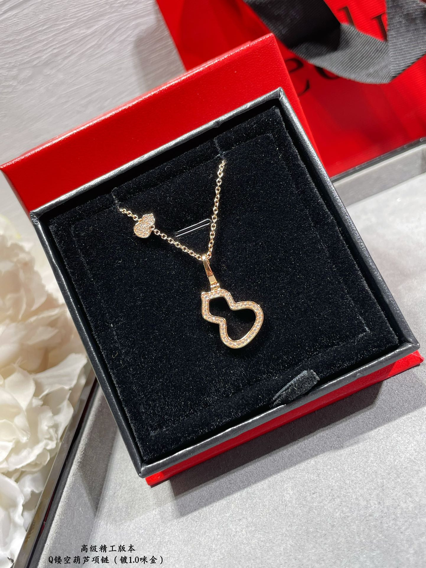 Qee1in hollow gourd necklace