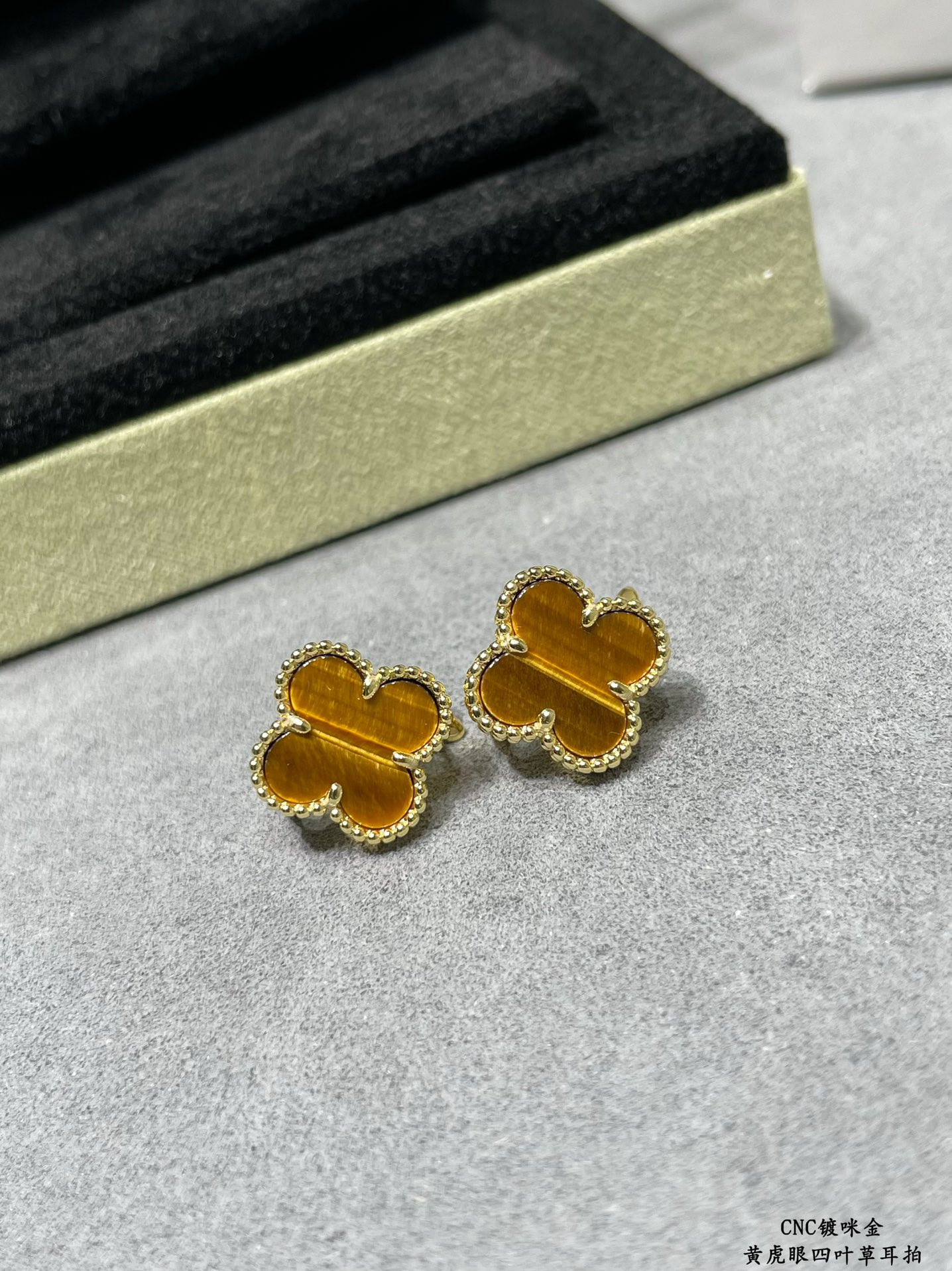 V*N CL*F & arpels natural yellow tiger eye four leaf clover earrings