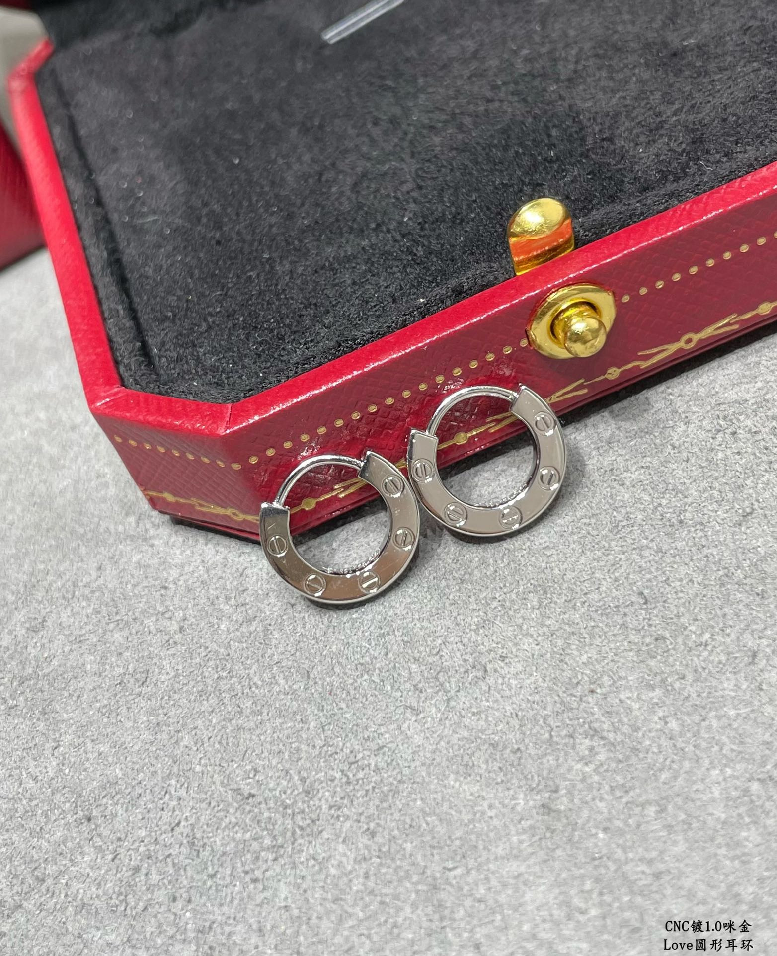 Ca*t*er love glossy round earrings