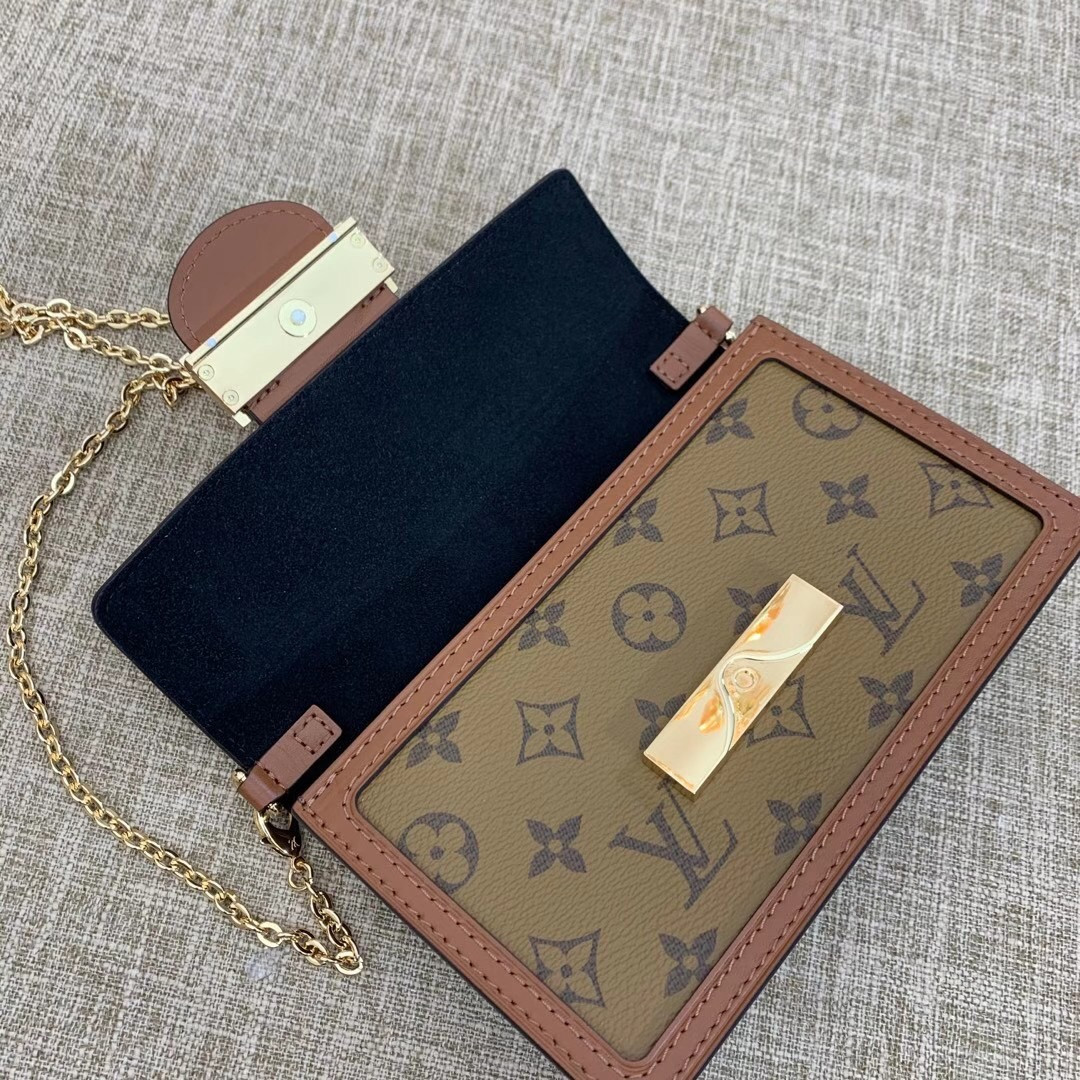 LV DAUPHINE CHAIN WALLET M68746