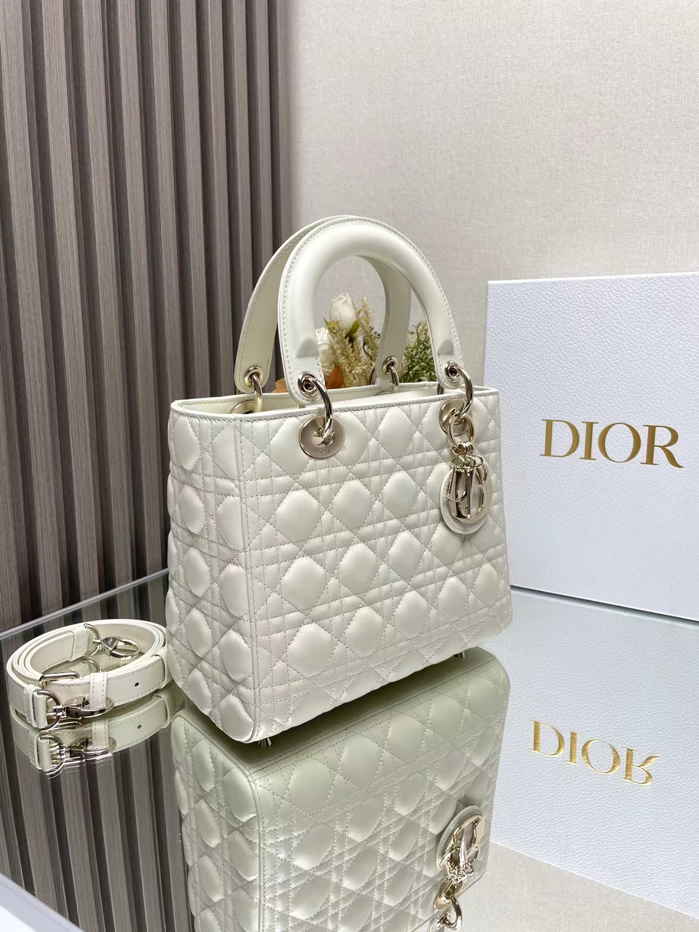 medium lady D*or bag 24 x 20 x 12 cm