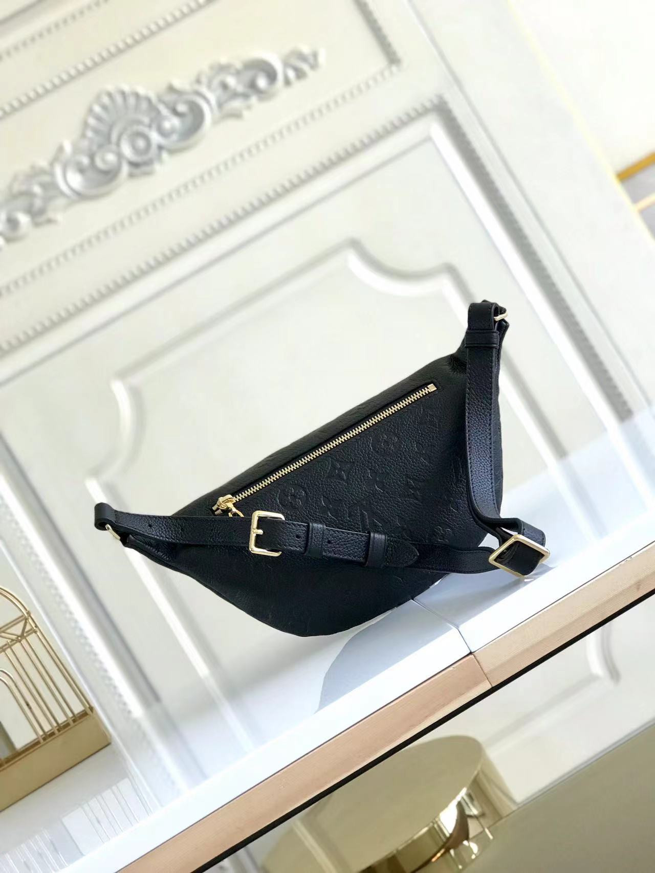 LV Bumbag M44812 23×16×10CM