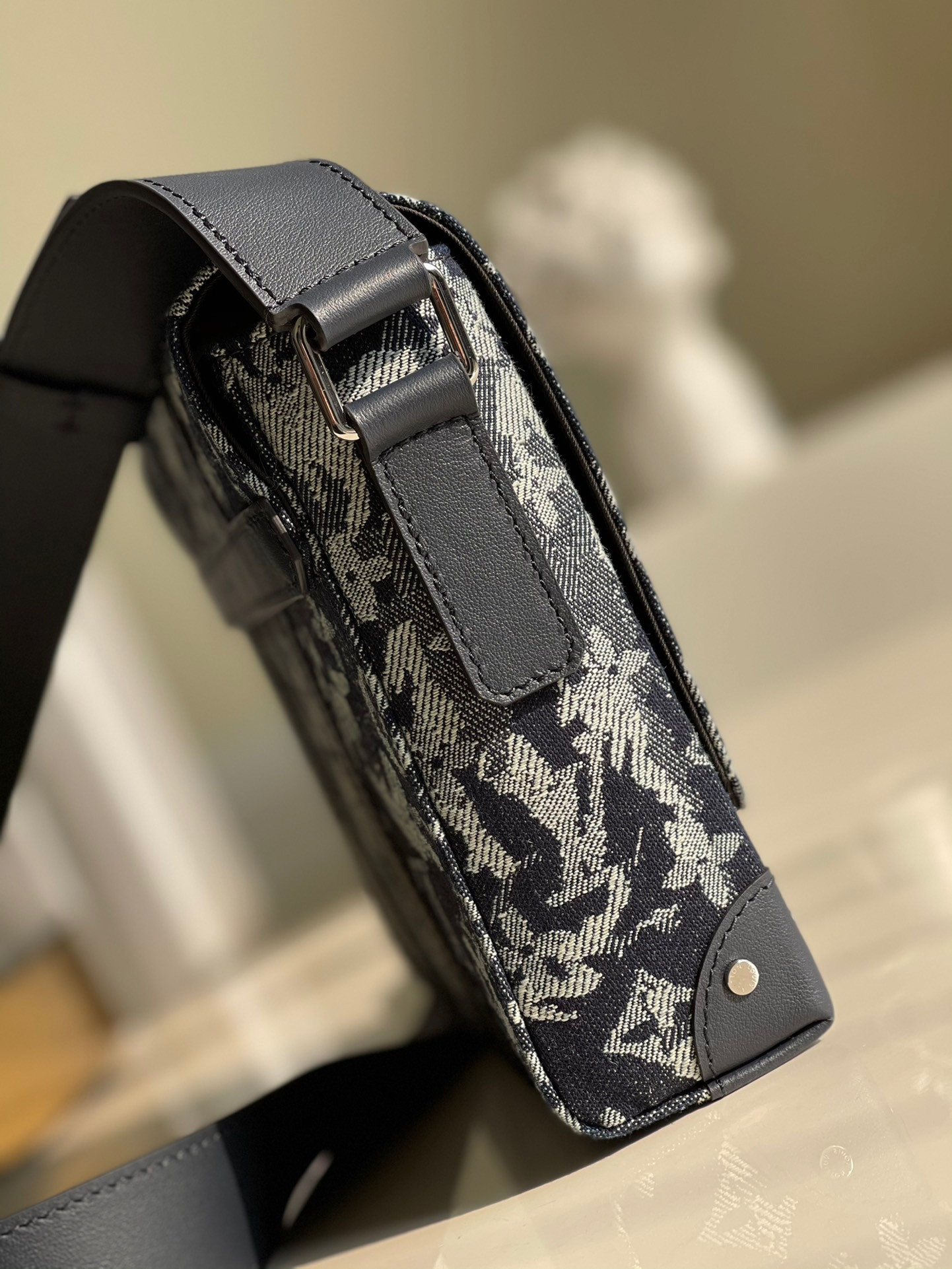 LV TRUNK MESSENGER M57282