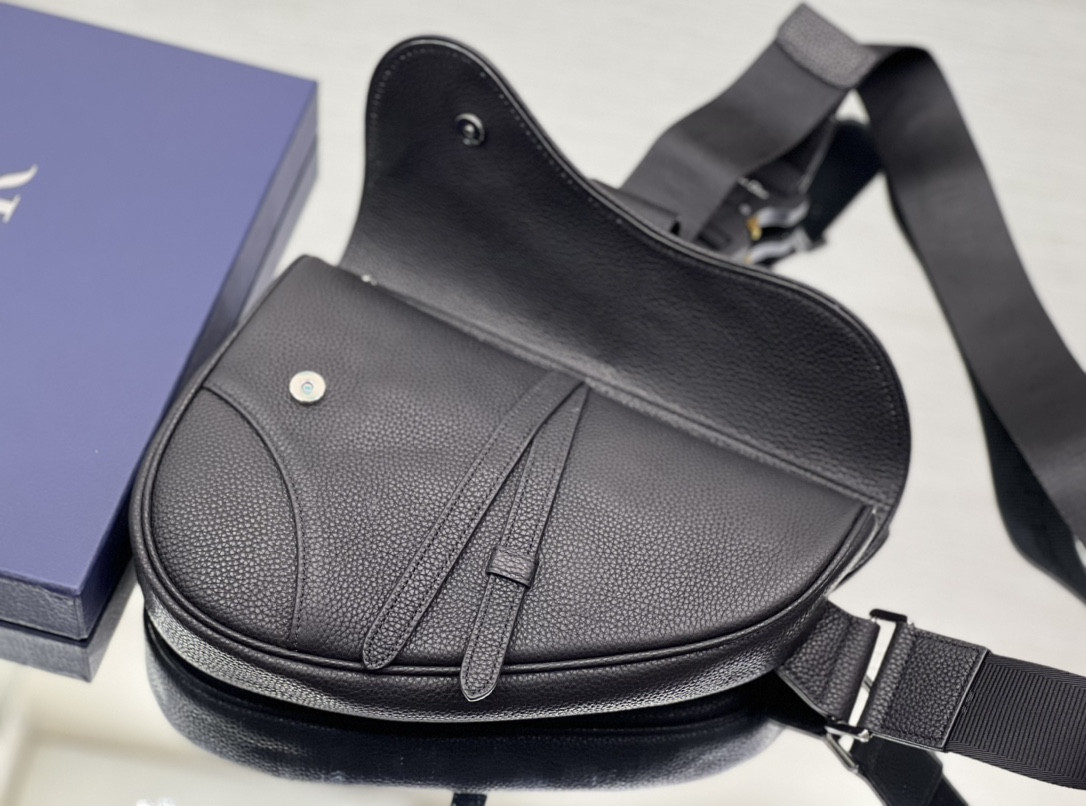 ch**an D*or x shawn stussy grained calfskin saddle 26 x 19 x 4.5 cm