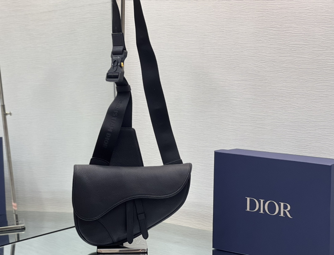 D*or saddle bag black grained calfskin 26 x 19 x 4.5 cm