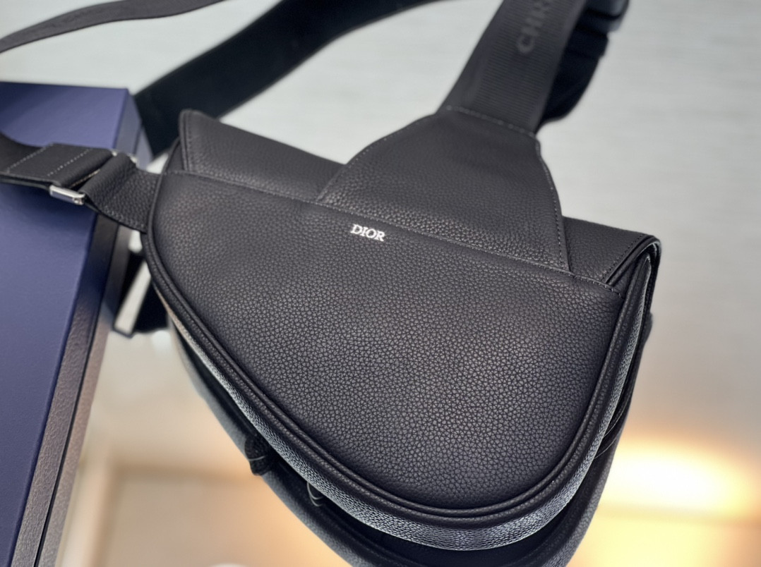 D*or saddle bag black grained calfskin 26 x 19 x 4.5 cm