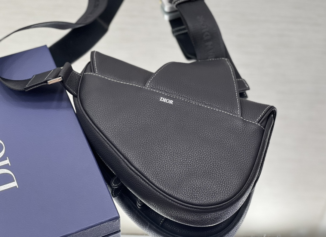D*or saddle bag black grained calfskin 26 x 19 x 4.5 cm