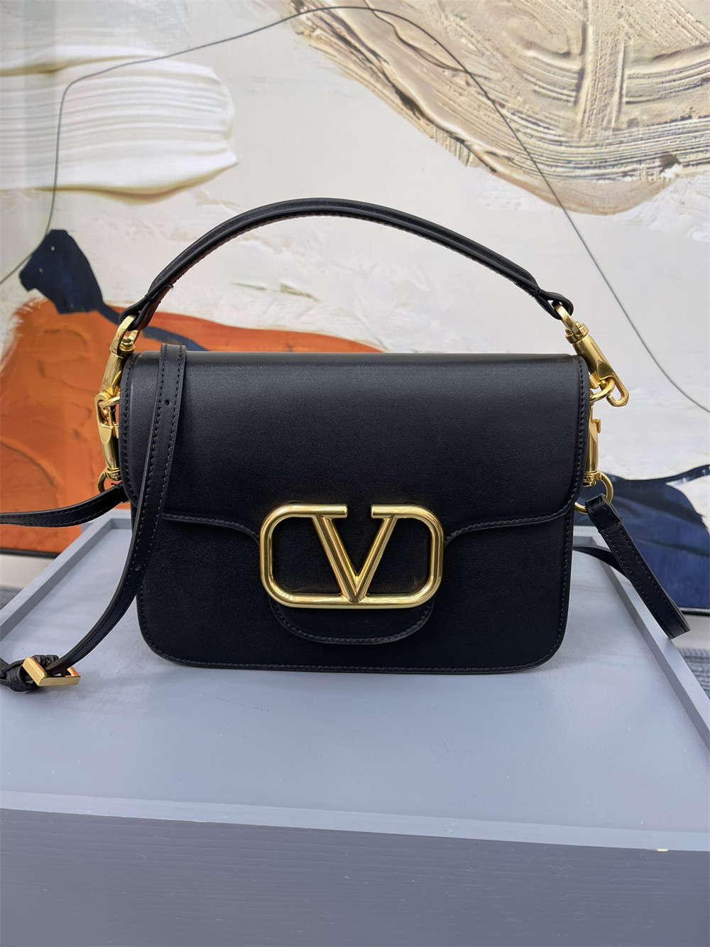 Va1e*ntin0 garavani locÒ calfskin shoulder small bag black 22 x 16 x 7 cm