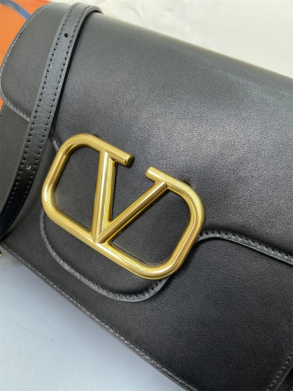 Va1e*ntin0 garavani locÒ calfskin shoulder small bag black 22 x 16 x 7 cm