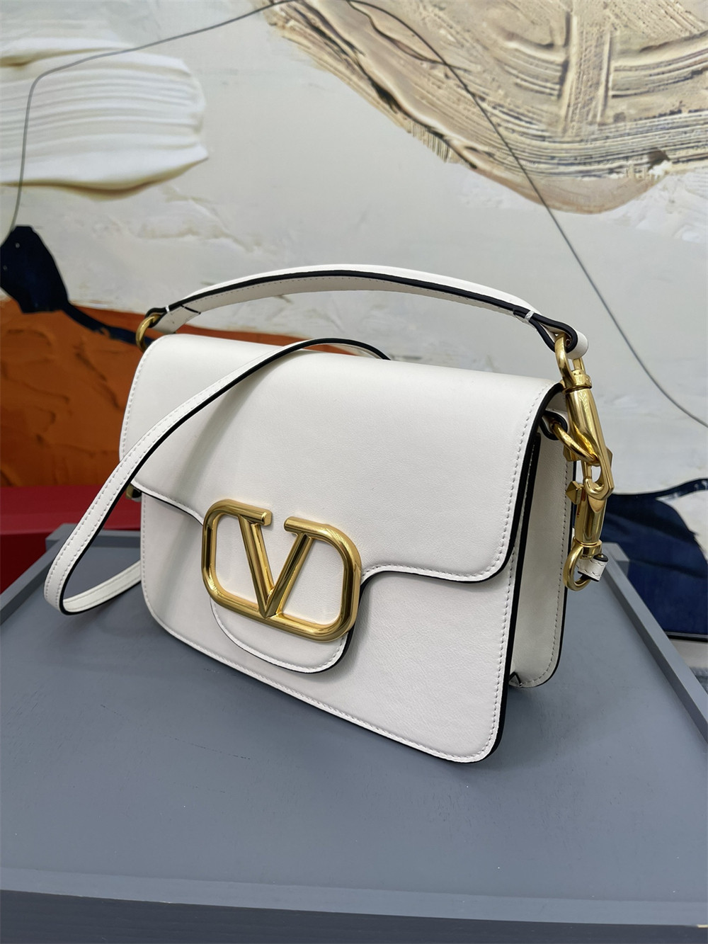 Va1e*ntin0 garavani locÒ calfskin shoulder small bag 22 x 16 x 7 cm