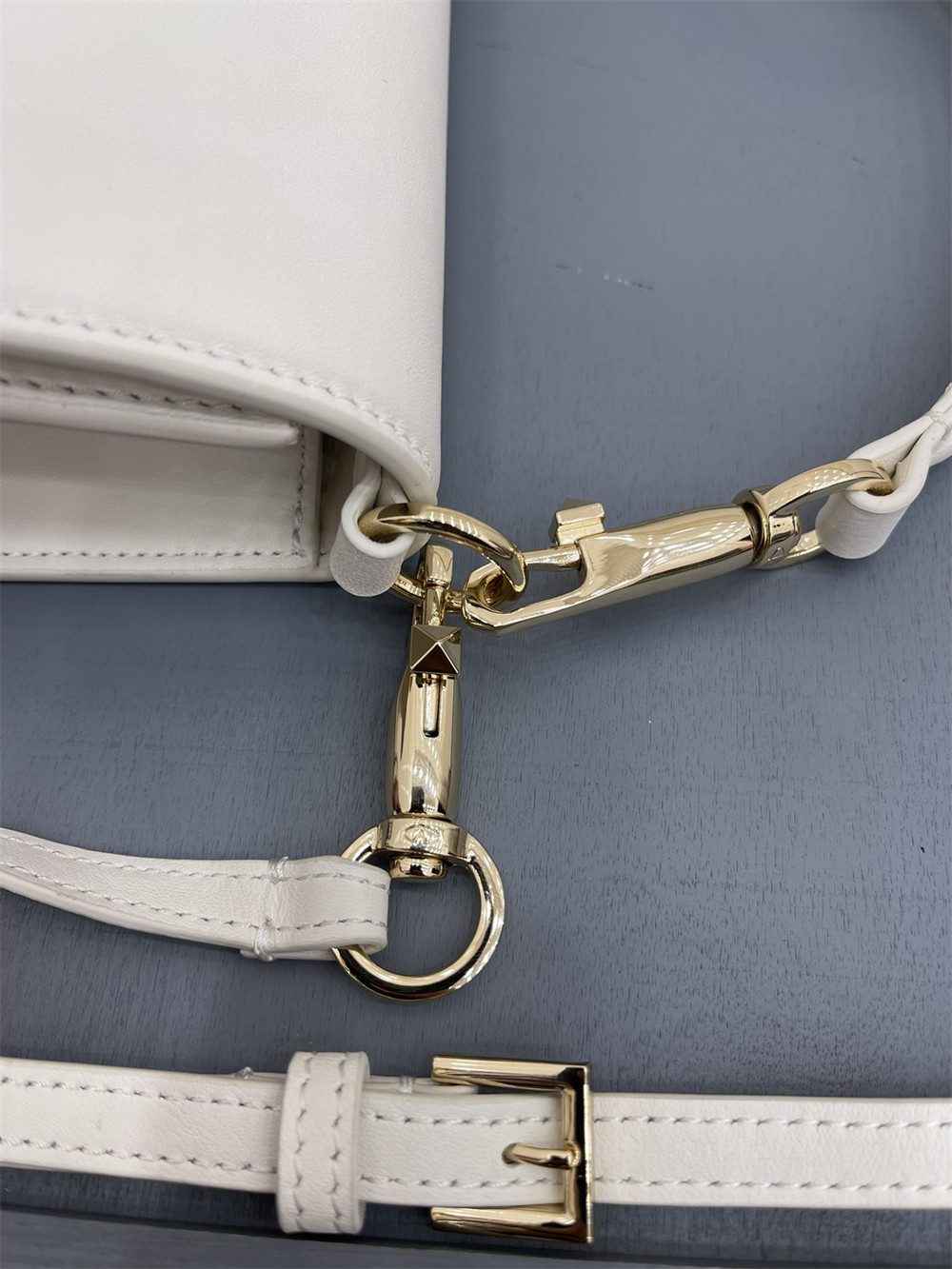 Va1e*ntin0 garavani locÒ calfskin shoulder small bag with white hardware 22 x 16 x 7 cm