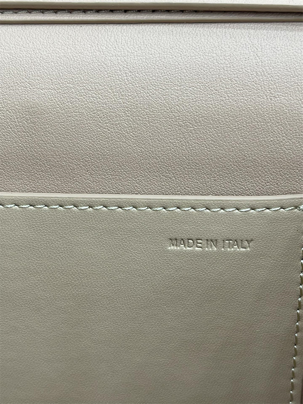 Va1e*ntin0 garavani locÒ calfskin shoulder small bag rose cannelle 22 x 16 x 7 cm