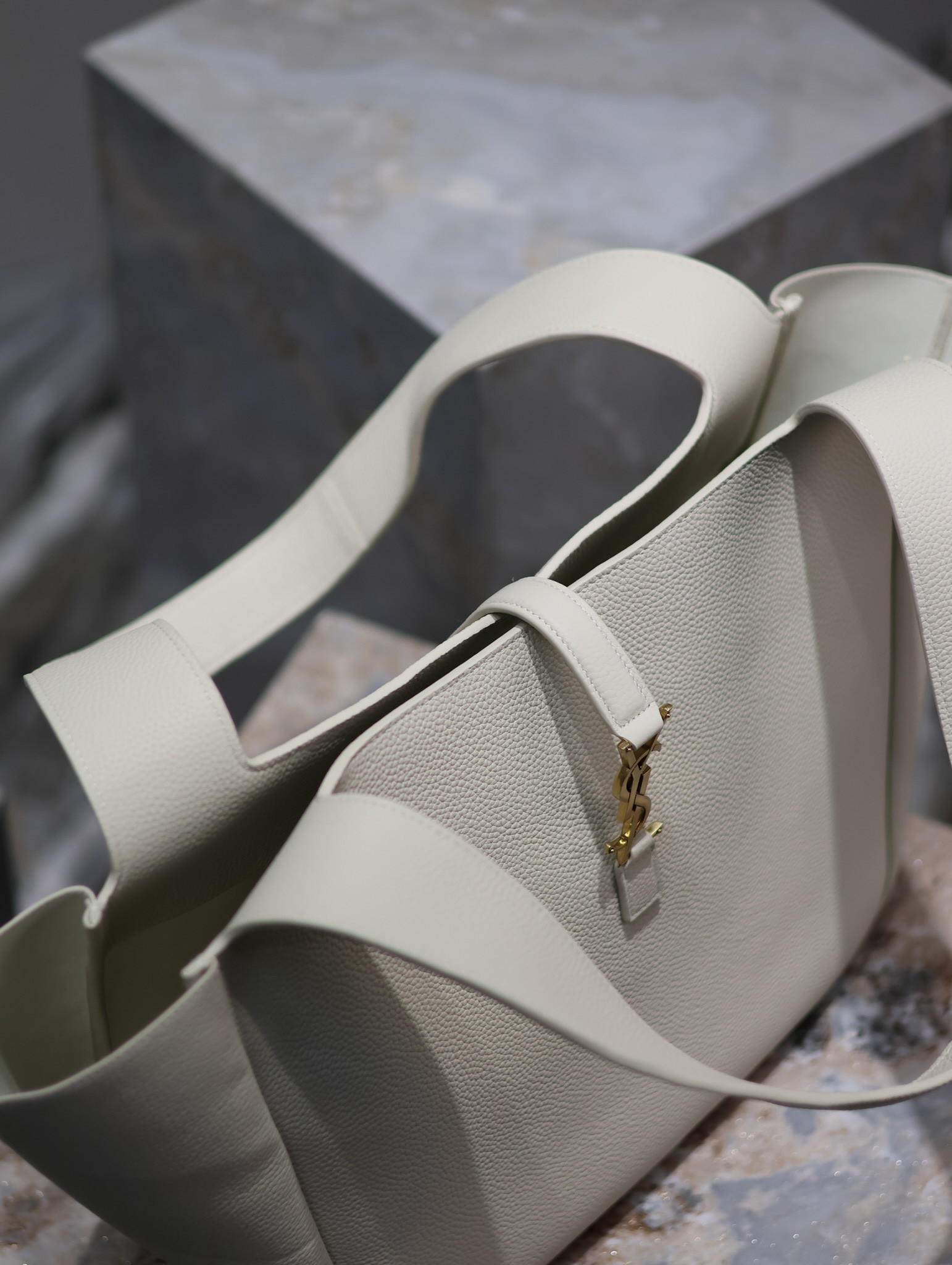 Y*L bea in grained leather white