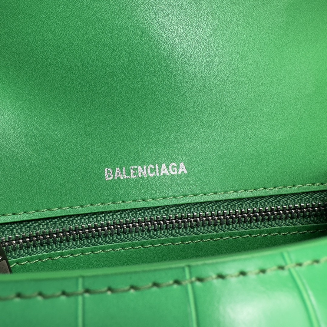 Ba*len*cia*ga women