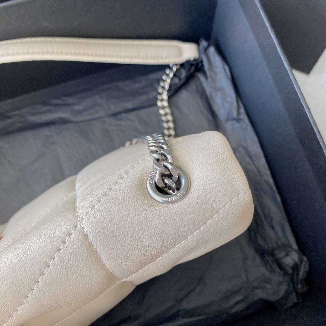Y*L puffer in leather white silver 23 x 15.5 x 5.8 cm
