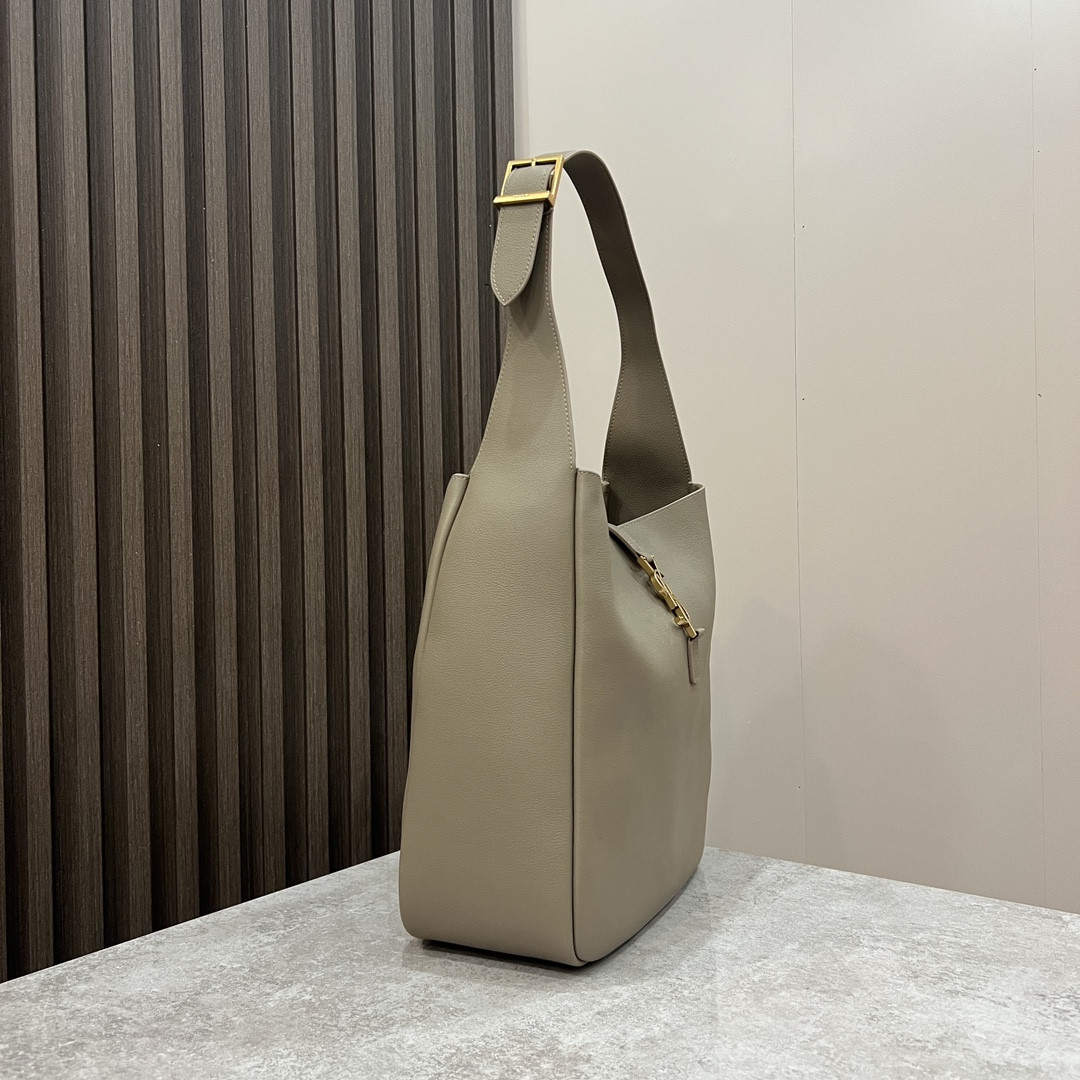 y*l le 5 À 7 S*pple large in smooth leather light gray 11.8" x 11" x 4.3"