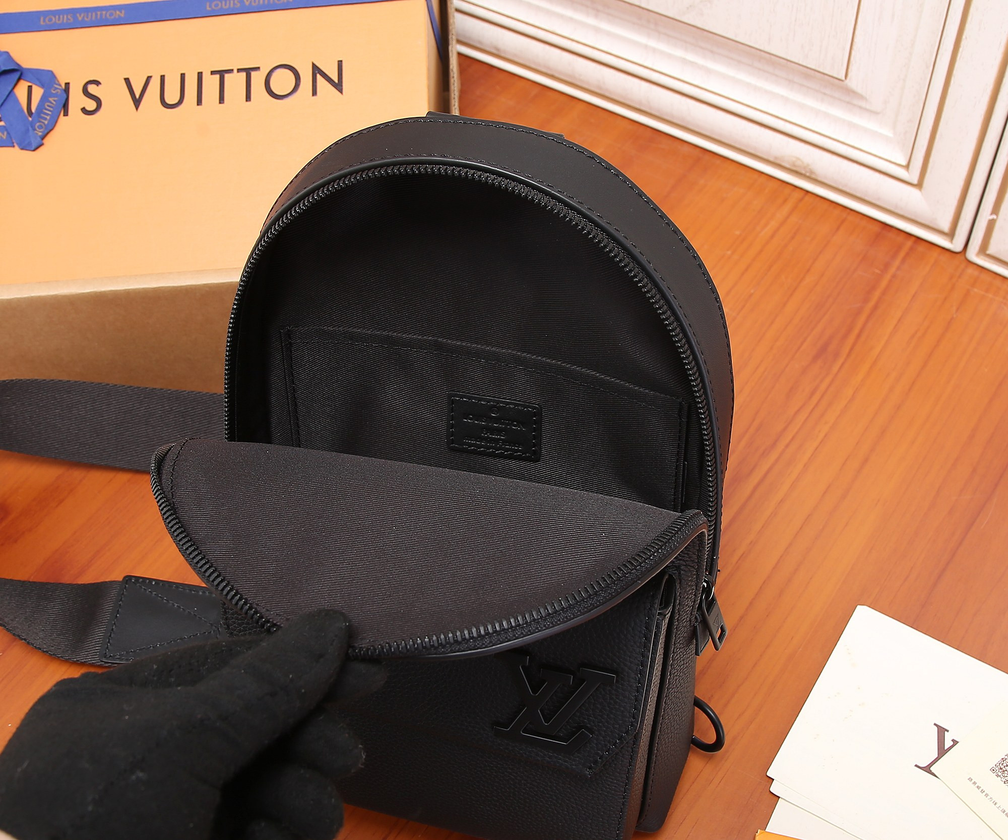 LV M23736 Pilot Slingbag 20 x 30 x 4 cm