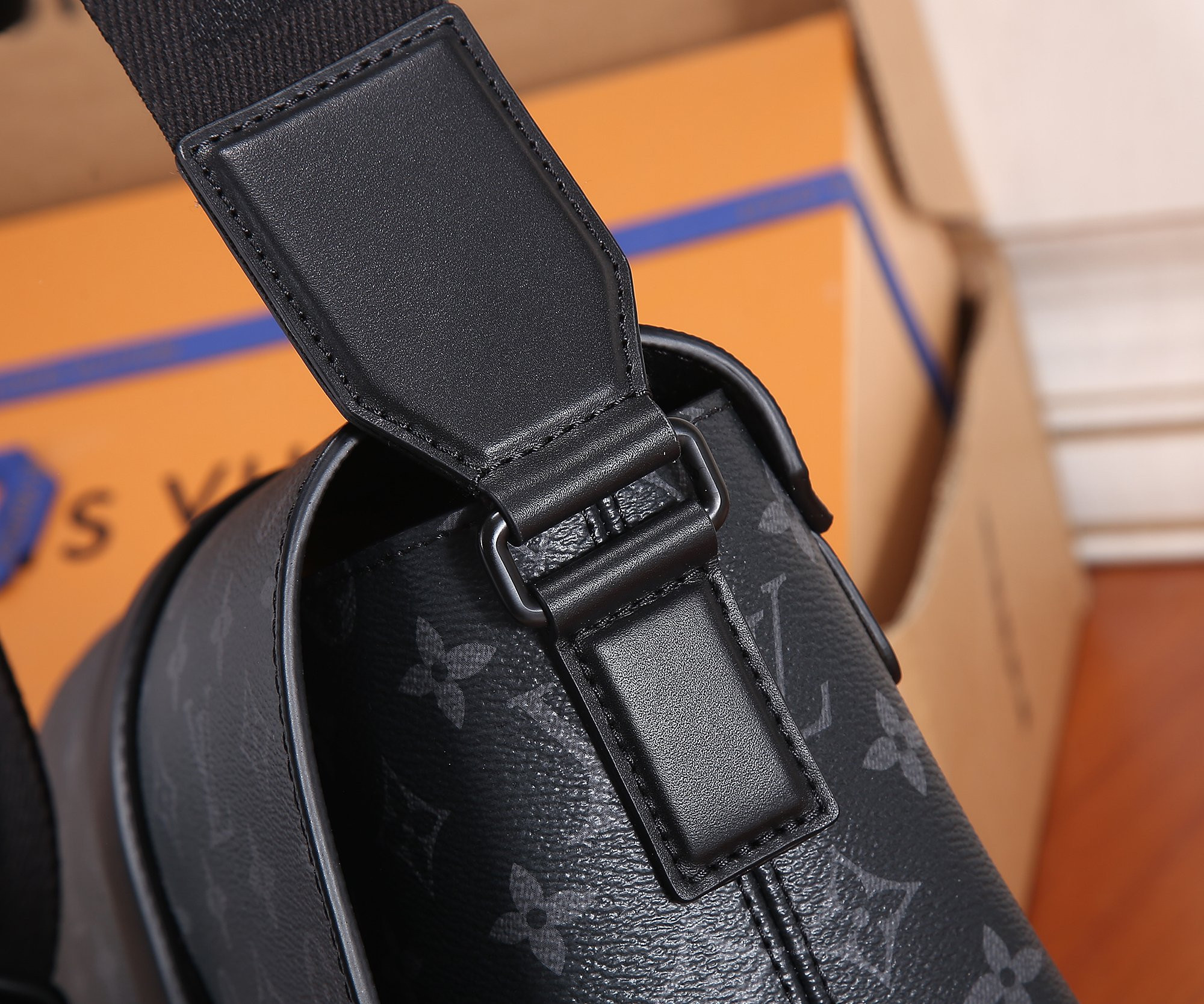 LV M46794 S-Cape Messenger 28 x 16 x 10 cm