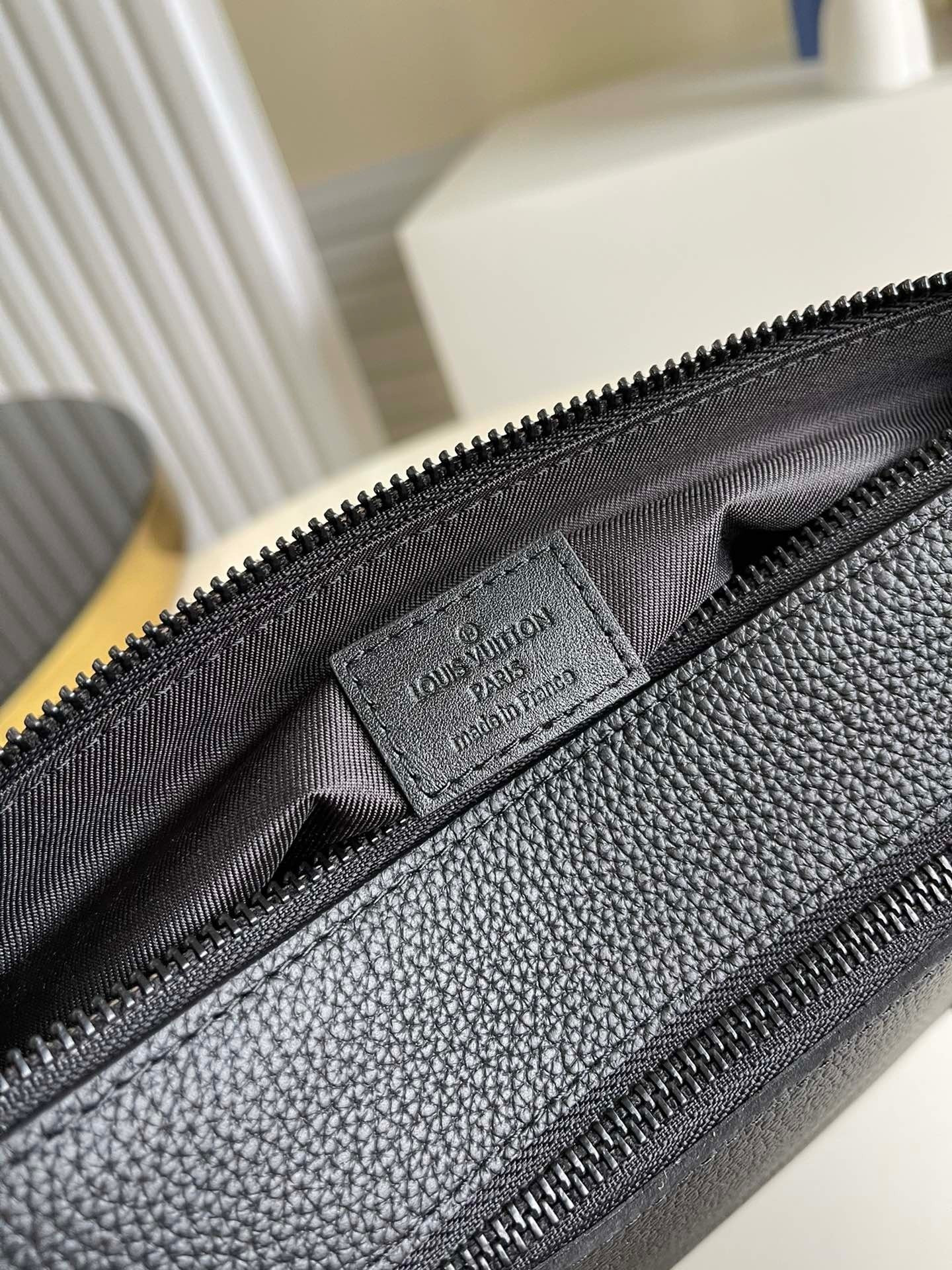 LV M69837 30 x 22 x 5 cm